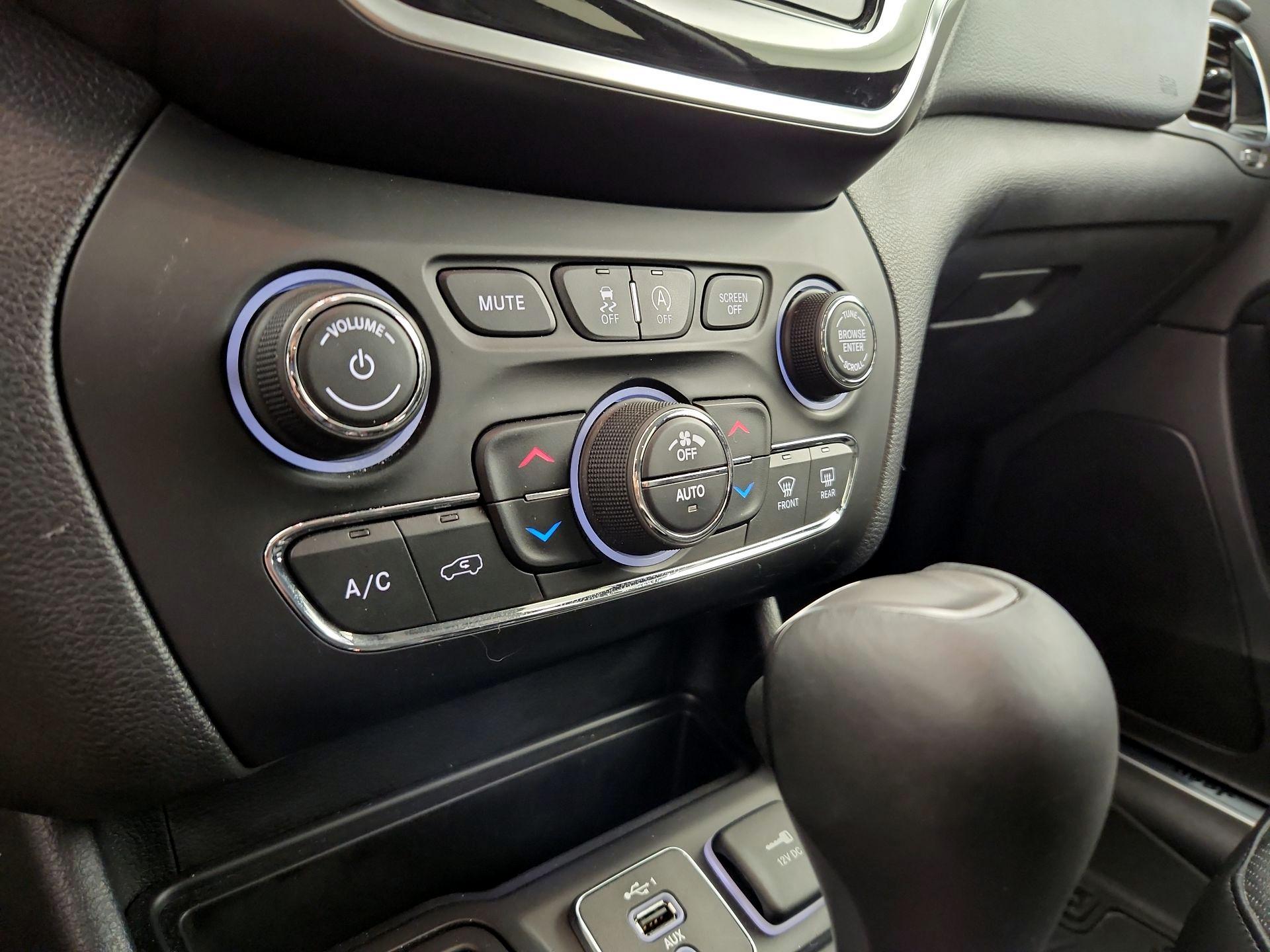 Thumbnail: 2019 Jeep Cherokee - 16