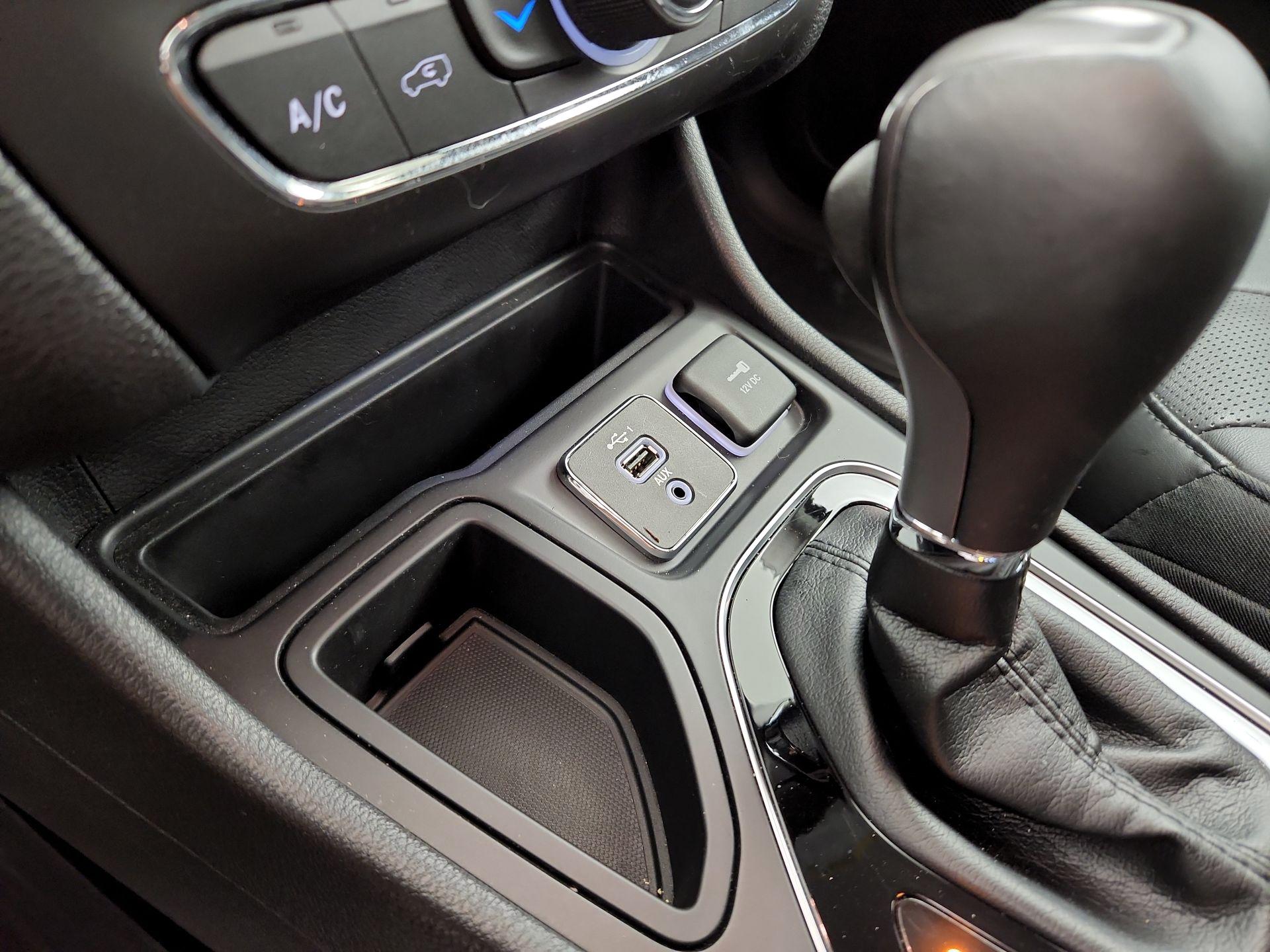 Thumbnail: 2019 Jeep Cherokee - 18