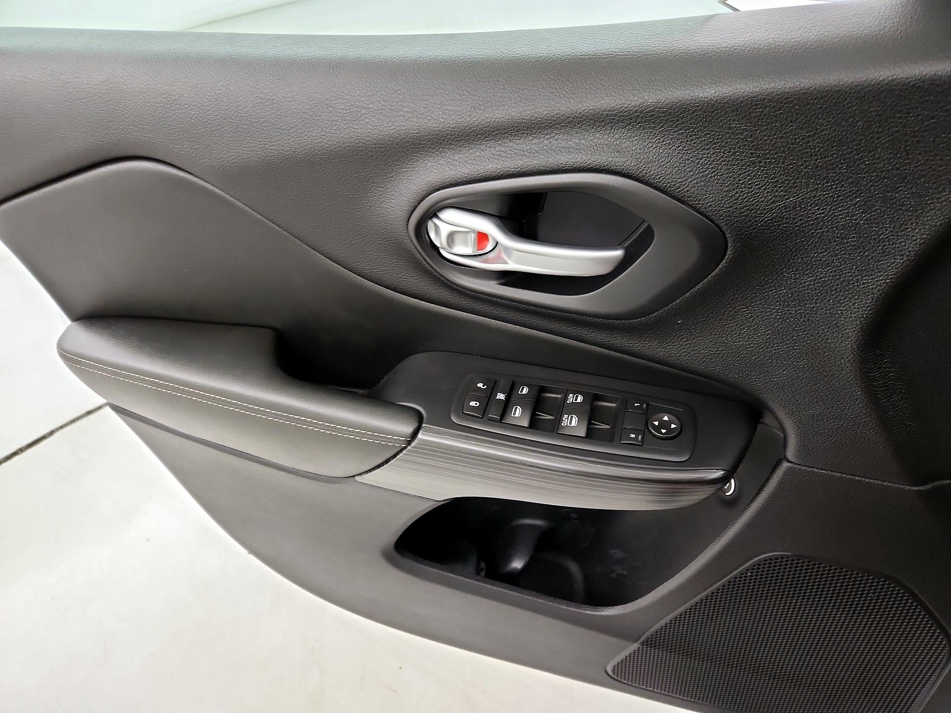 Thumbnail: 2016 Jeep Cherokee - 12