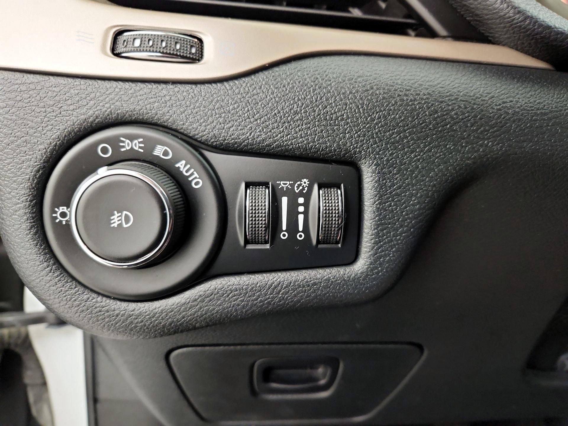 Thumbnail: 2016 Jeep Cherokee - 13
