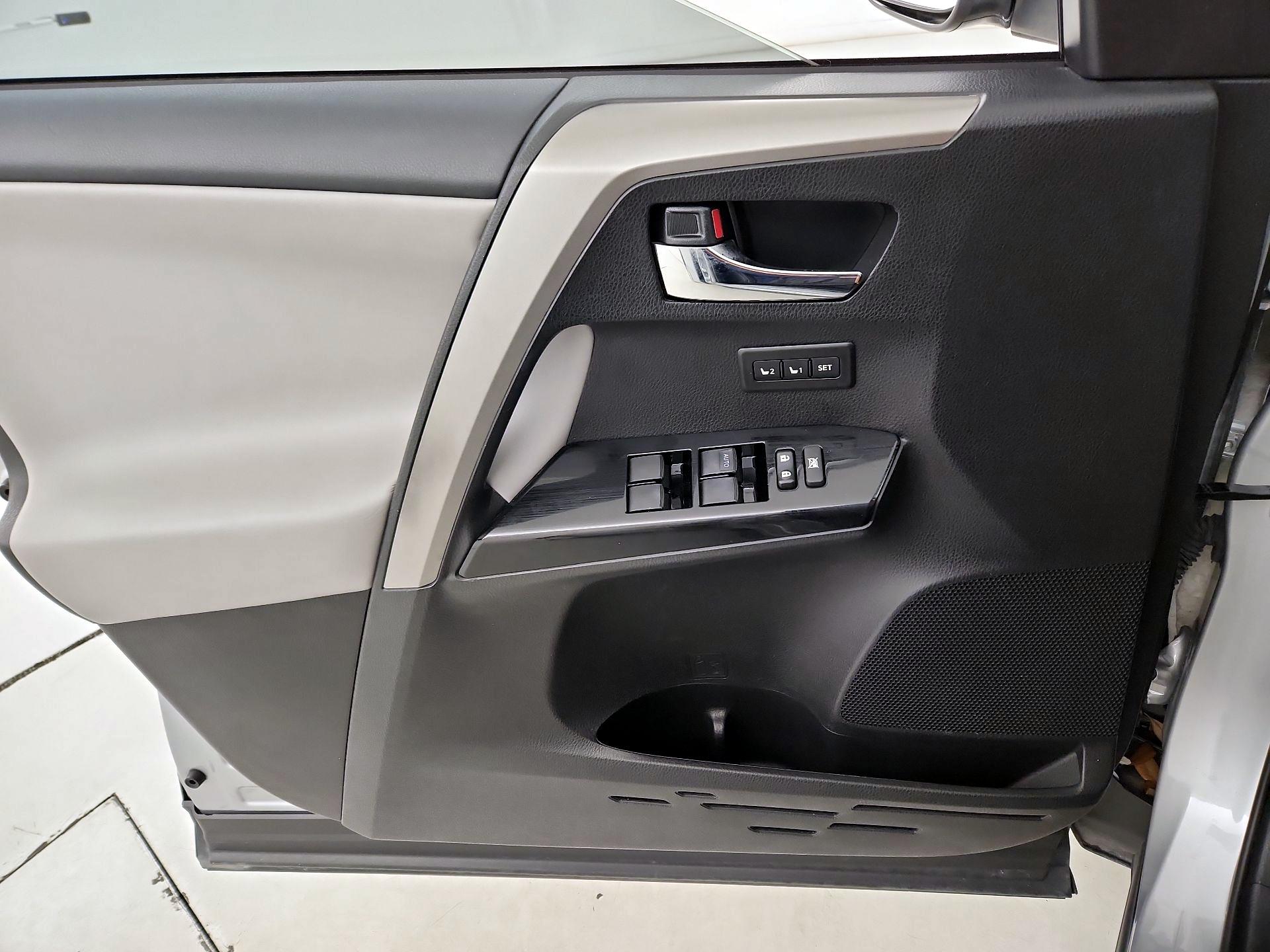 Thumbnail: 2018 Toyota RAV4 - 12