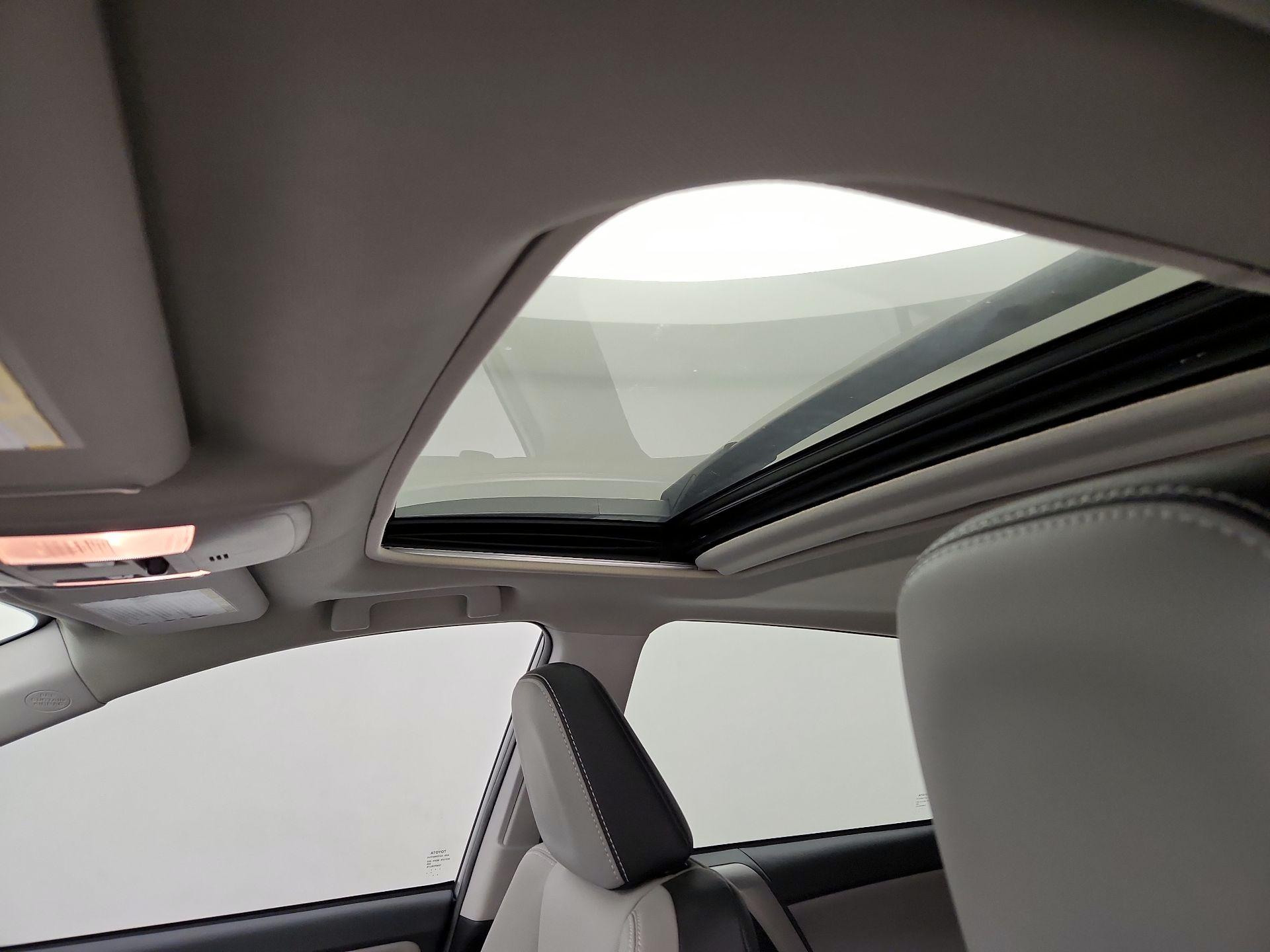 Thumbnail: 2018 Toyota RAV4 - 19