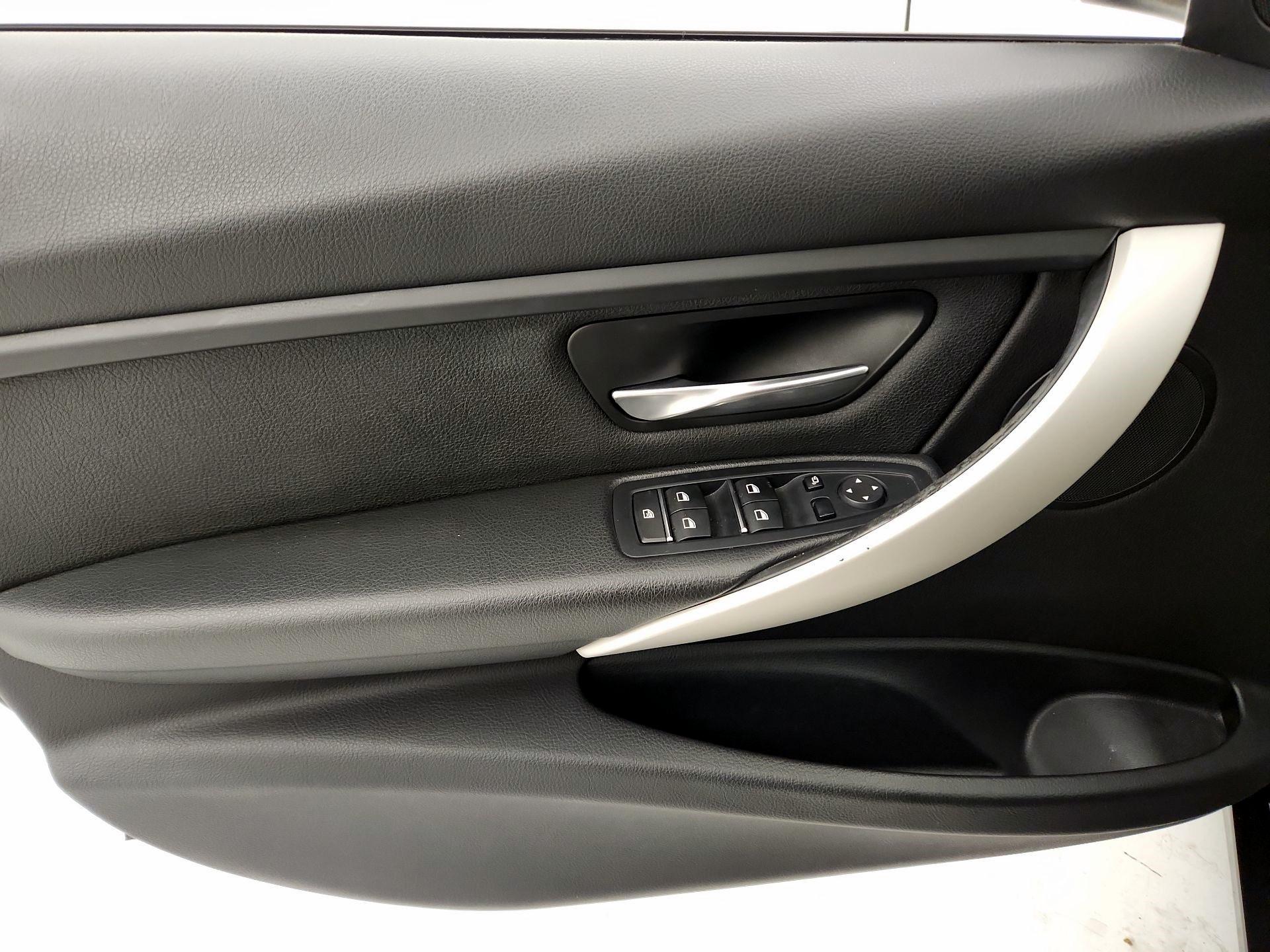 Thumbnail: 2018 BMW 3 Series - 12