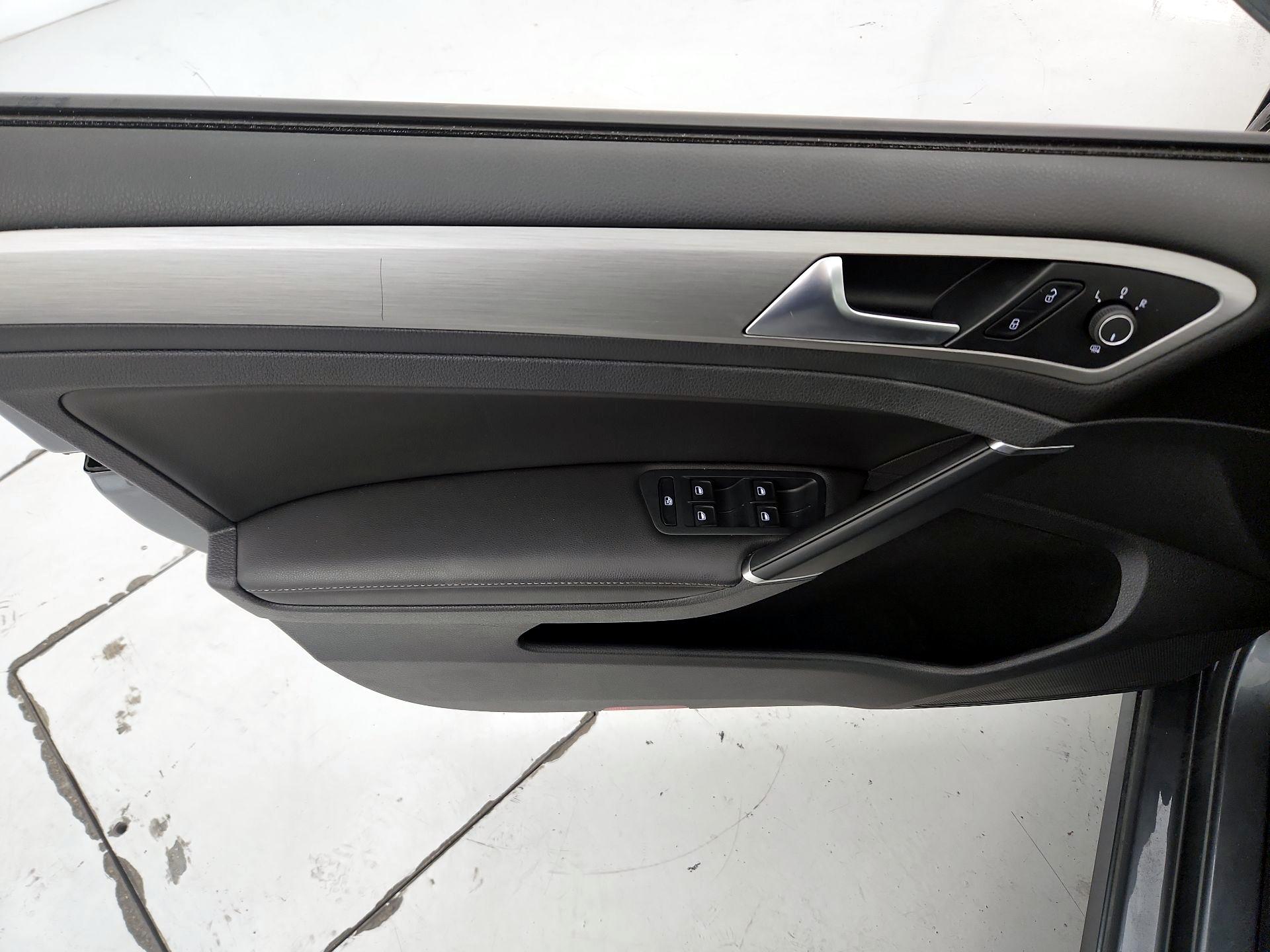 Thumbnail: 2015 Volkswagen Golf - 12