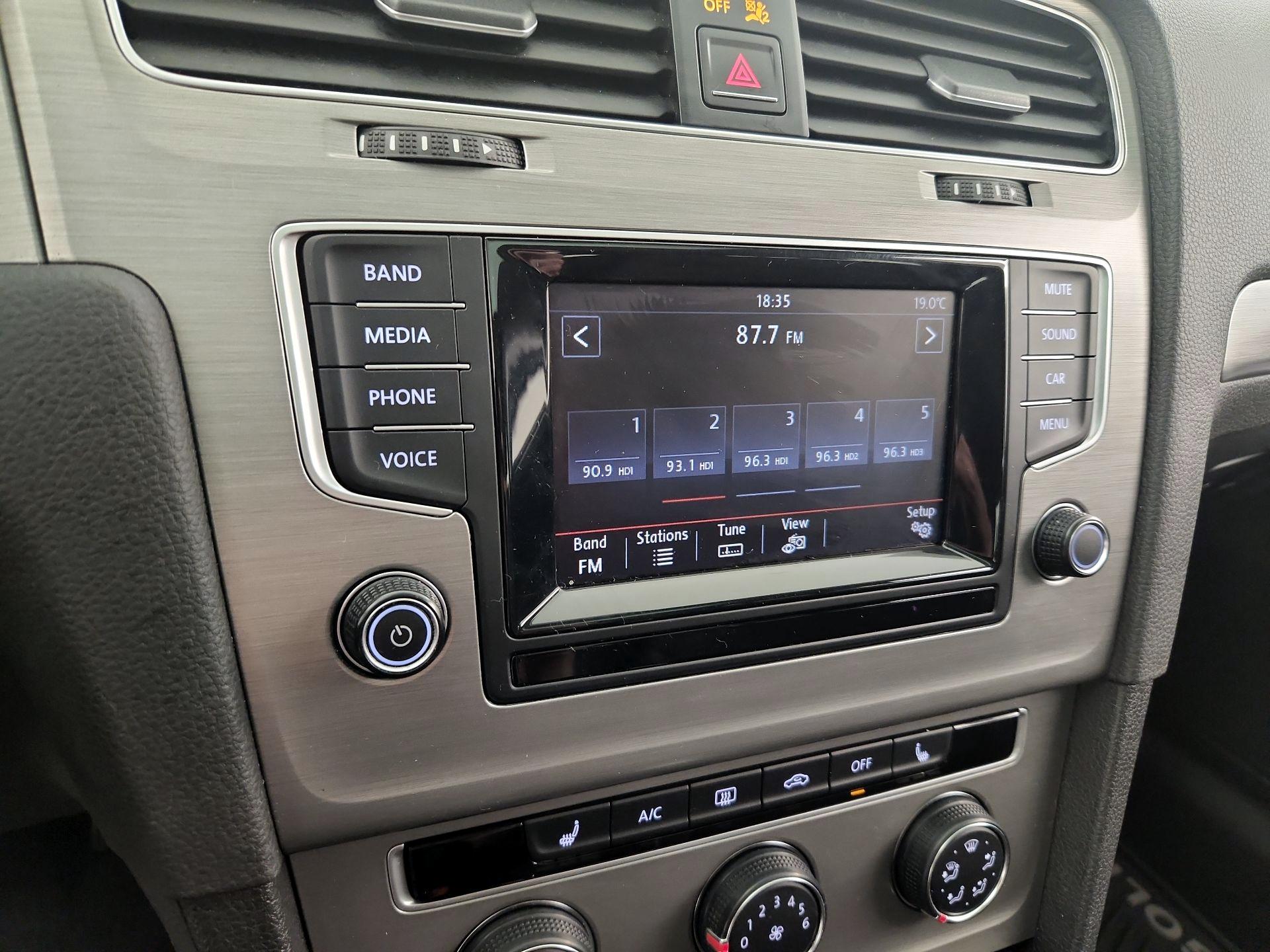 Thumbnail: 2015 Volkswagen Golf - 15