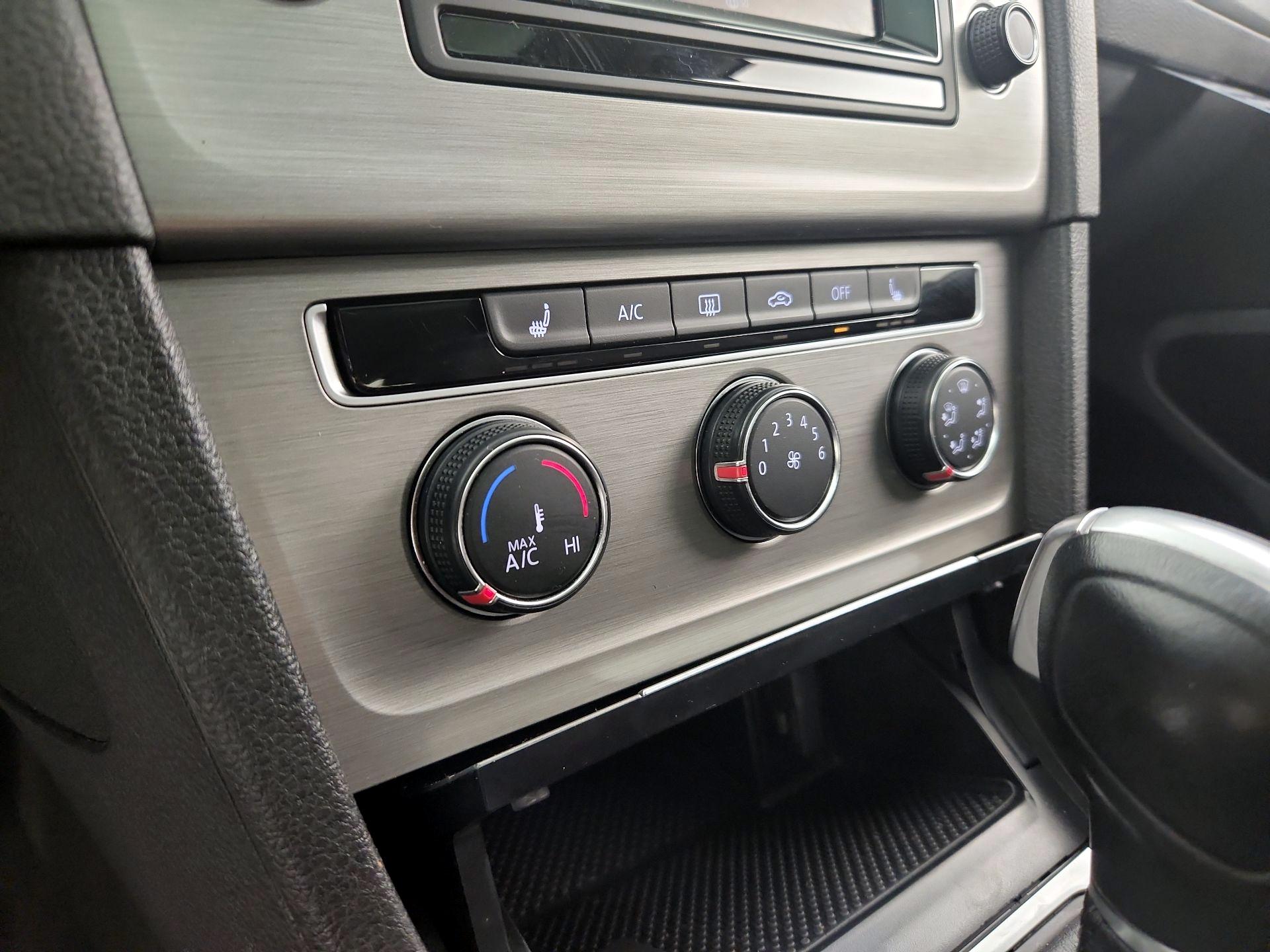 Thumbnail: 2015 Volkswagen Golf - 16