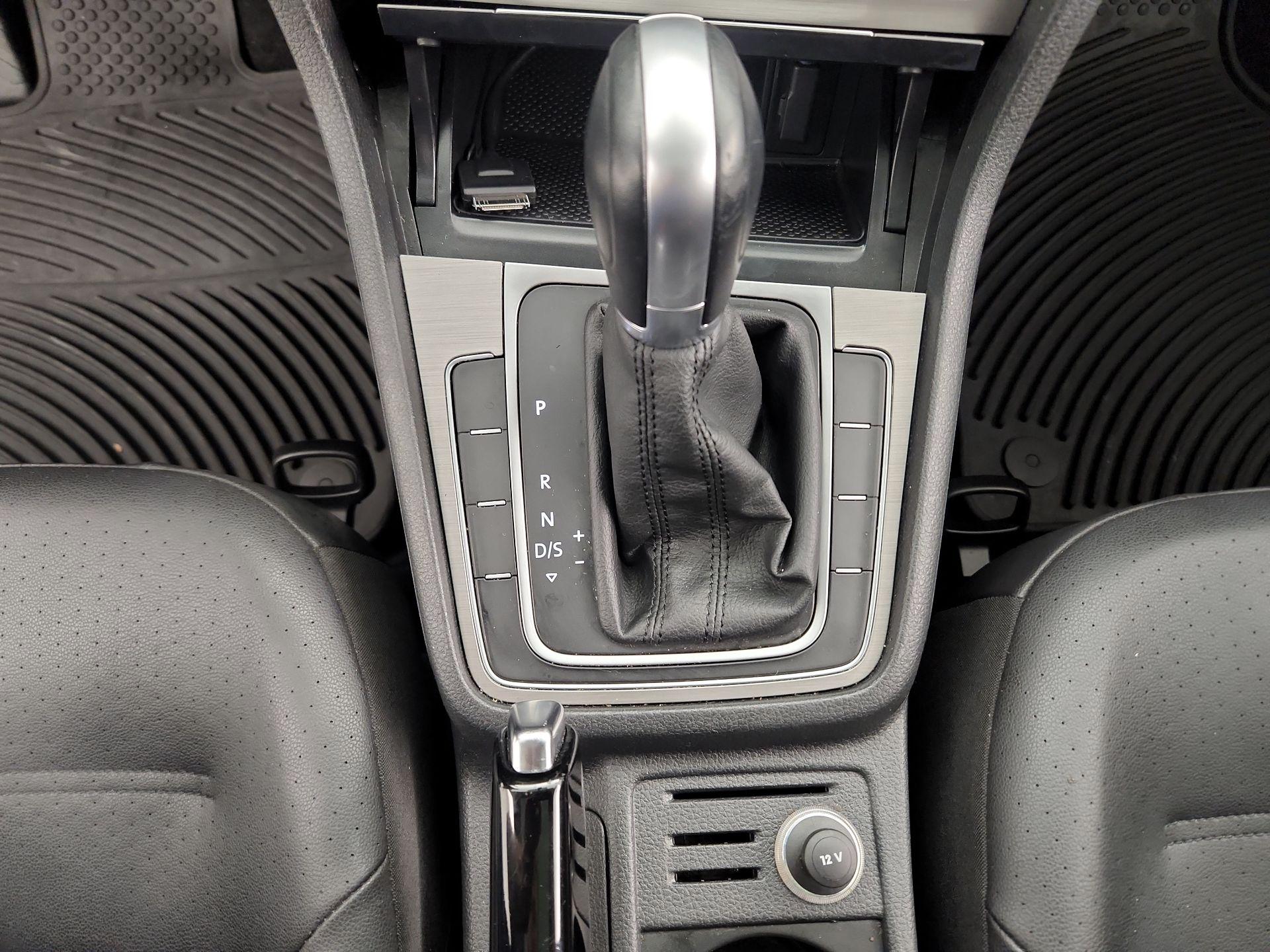 Thumbnail: 2015 Volkswagen Golf - 17