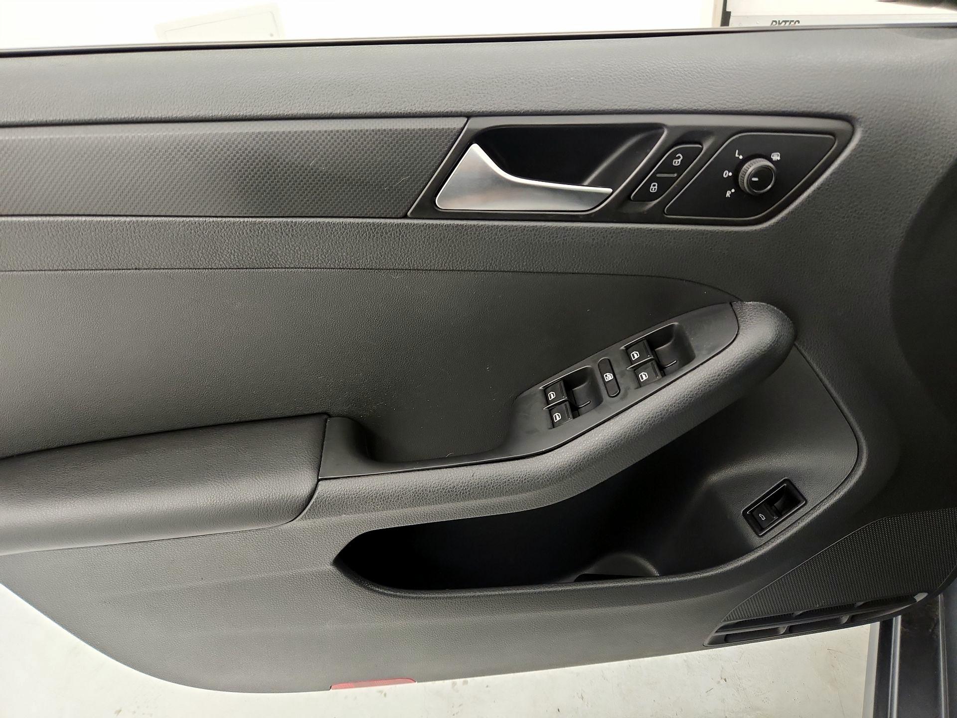 Thumbnail: 2015 Volkswagen Jetta - 12