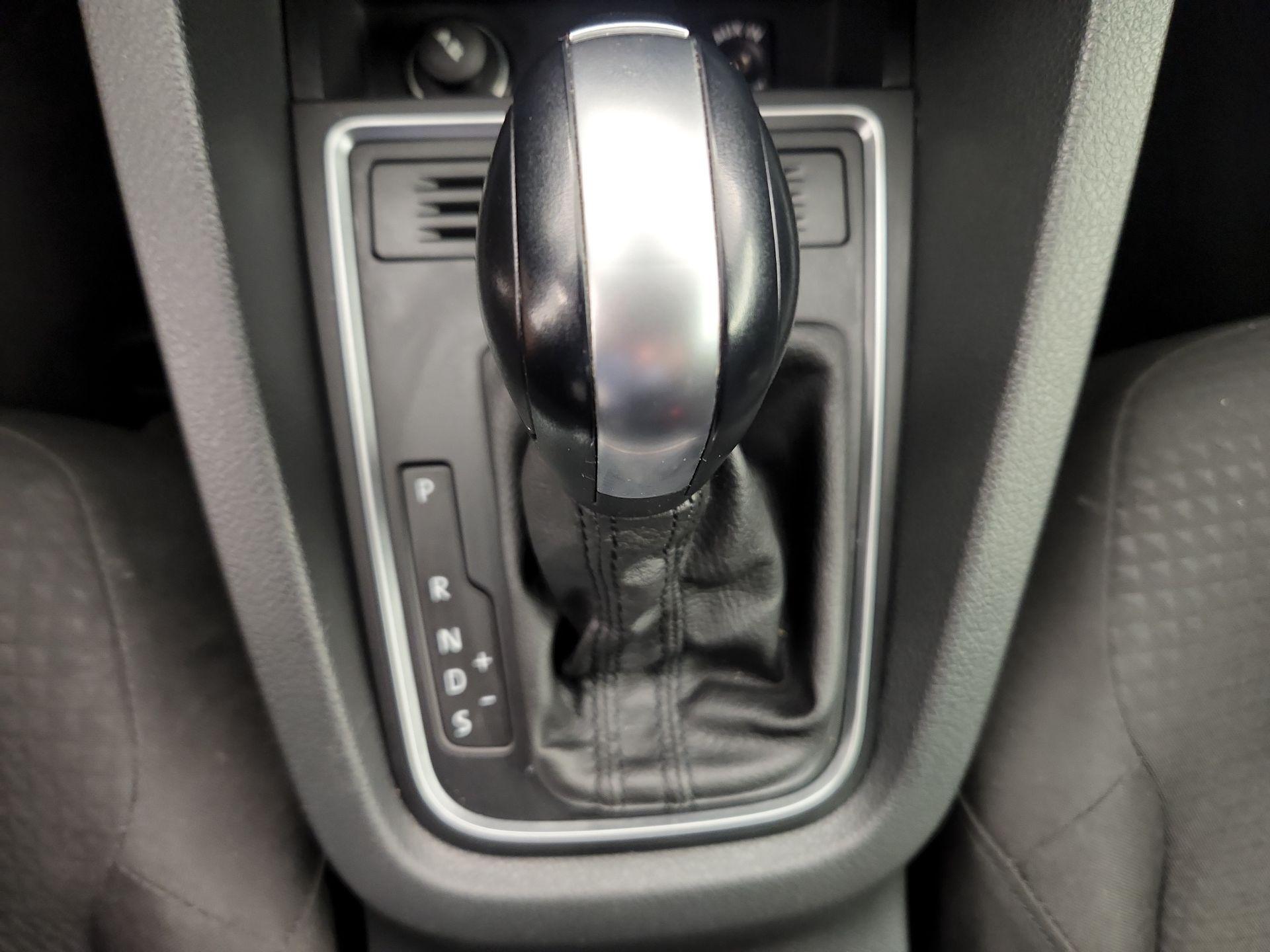 Thumbnail: 2015 Volkswagen Jetta - 16