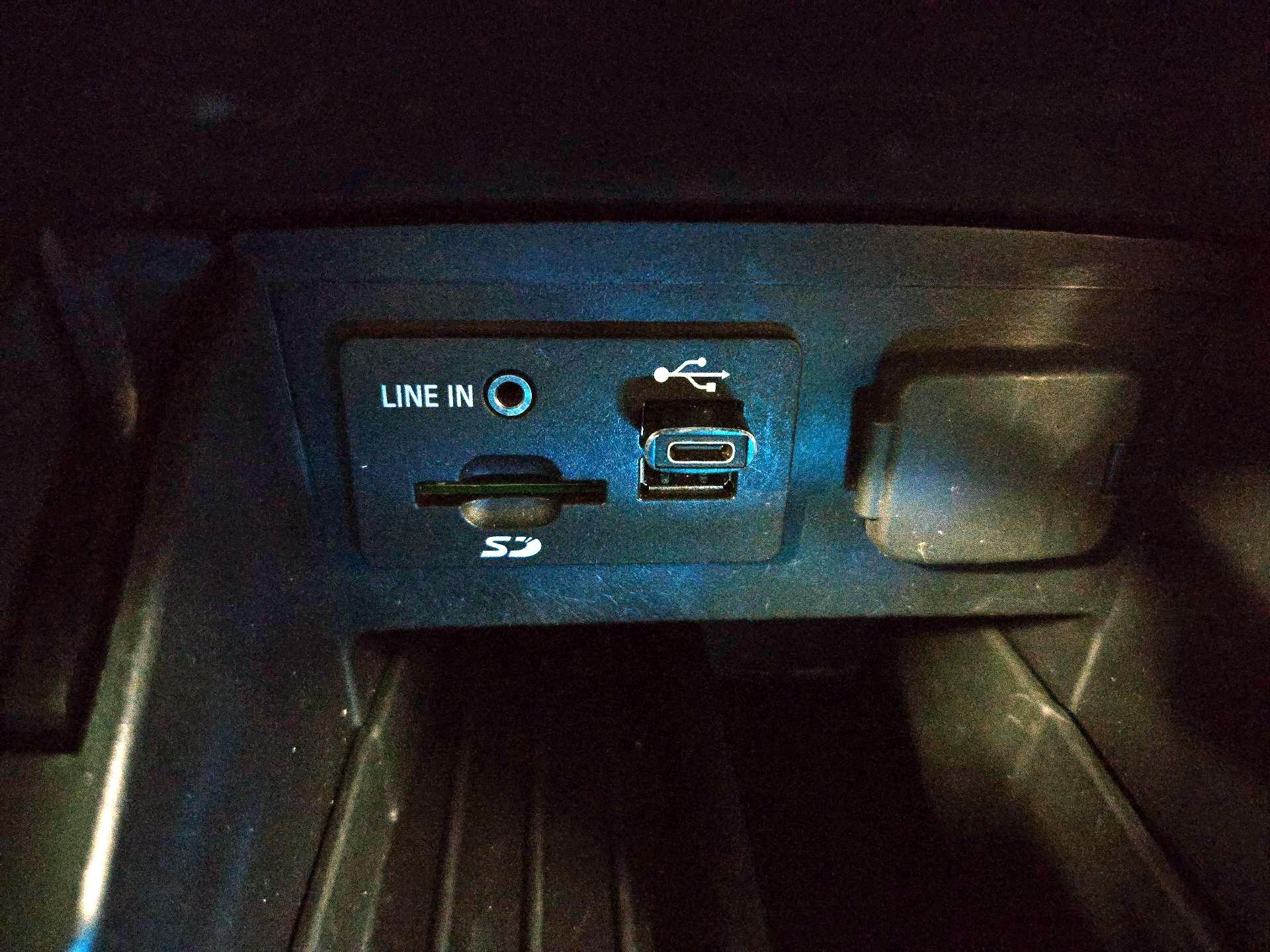 Thumbnail: 2014 Ford Explorer - 18