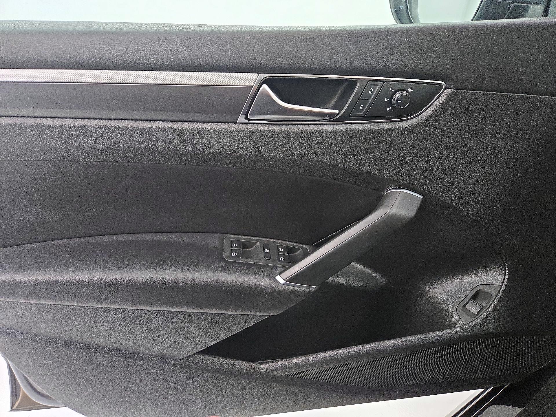 Thumbnail: 2018 Volkswagen Passat - 12