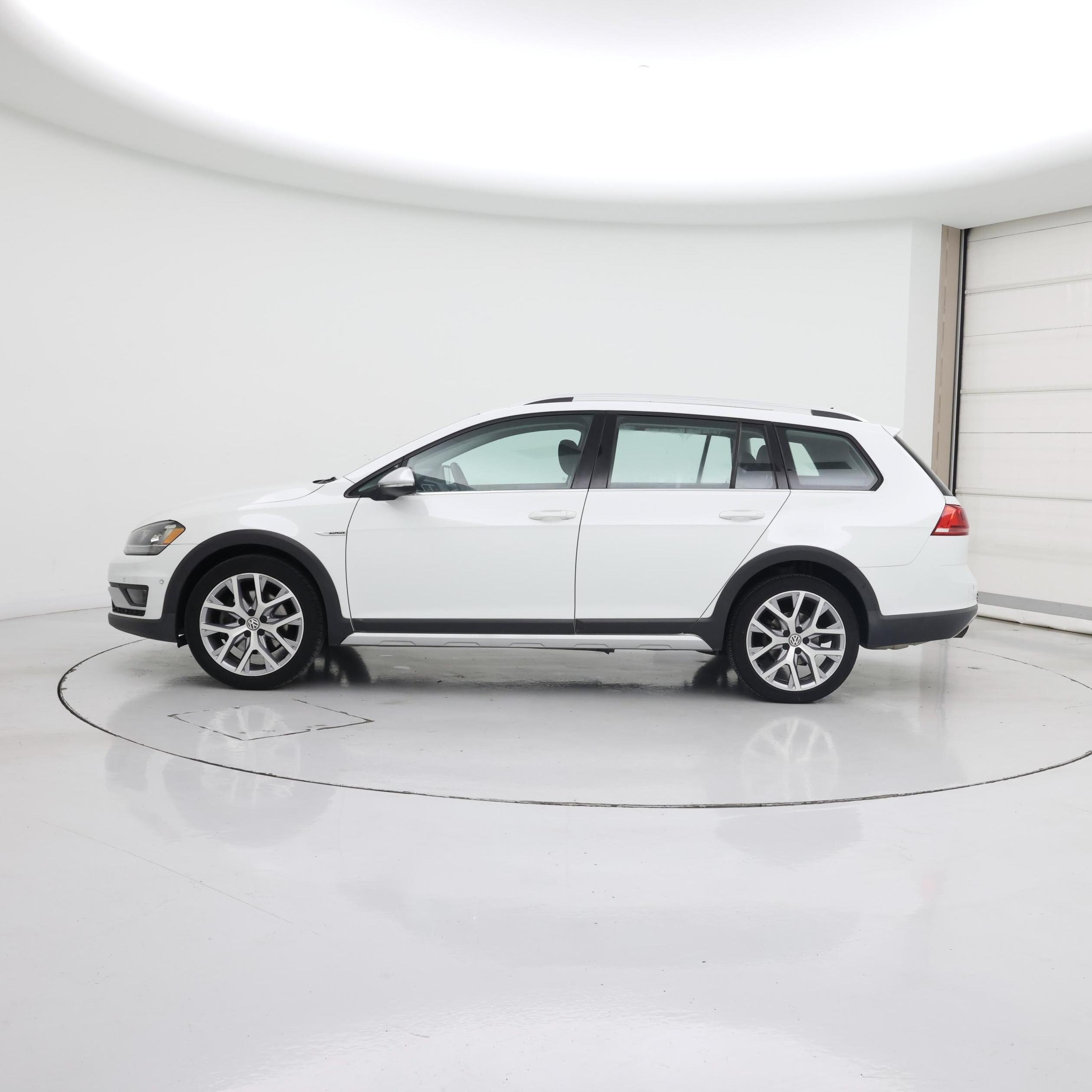 Thumbnail: 2017 Volkswagen Golf - 3