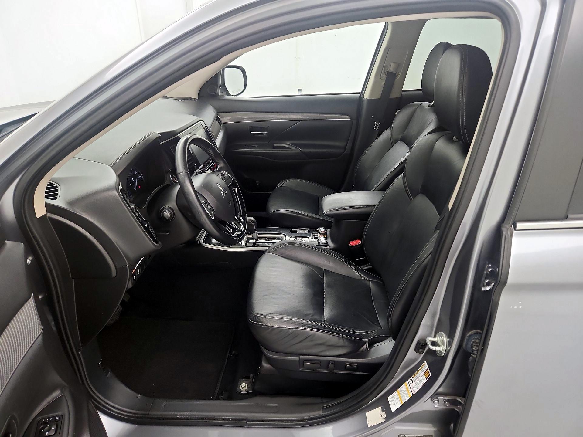 Thumbnail: 2020 Mitsubishi Outlander - 11