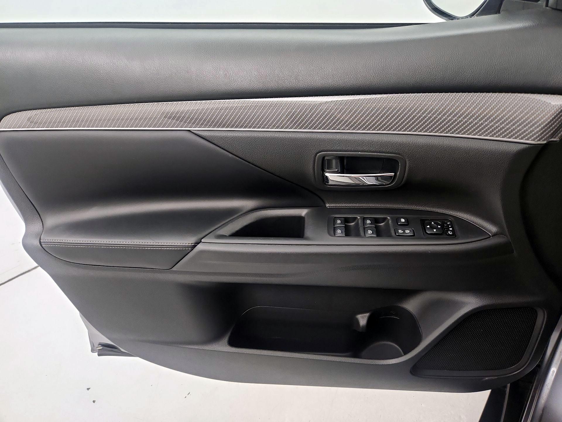 Thumbnail: 2020 Mitsubishi Outlander - 12