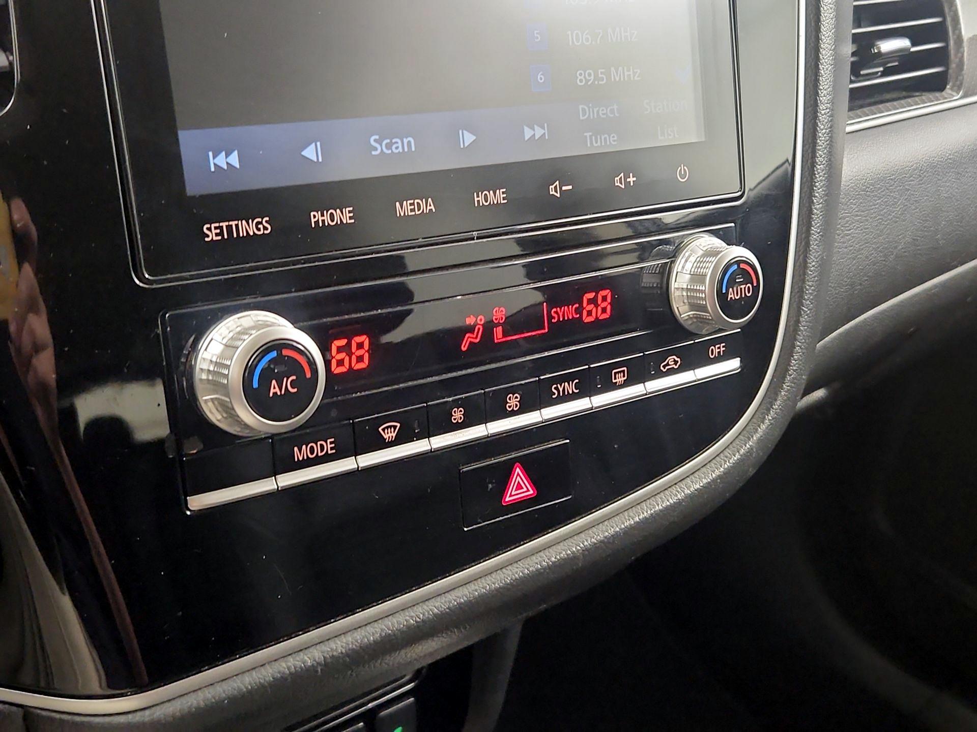 Thumbnail: 2020 Mitsubishi Outlander - 16