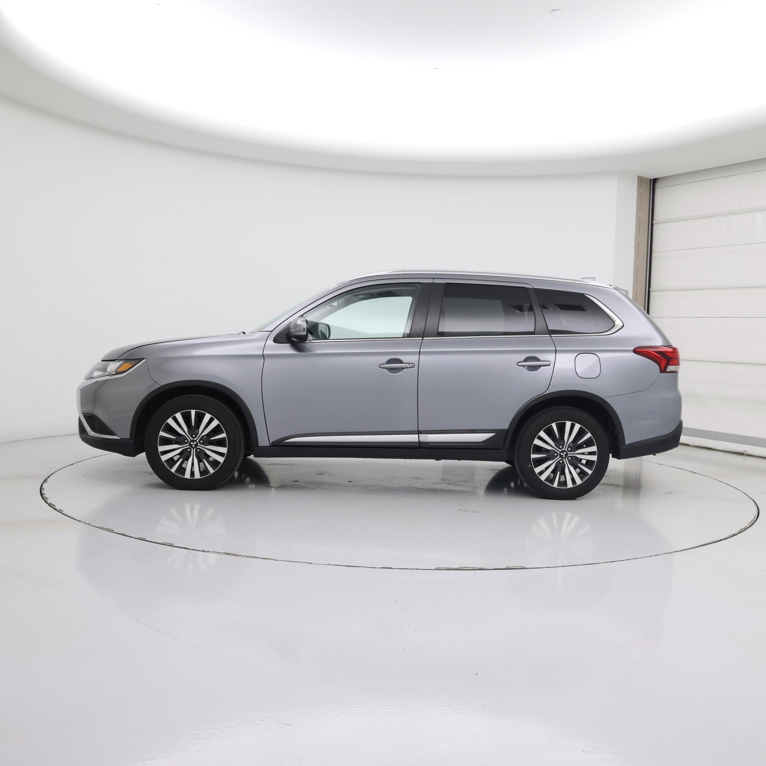 Thumbnail: 2020 Mitsubishi Outlander - 3