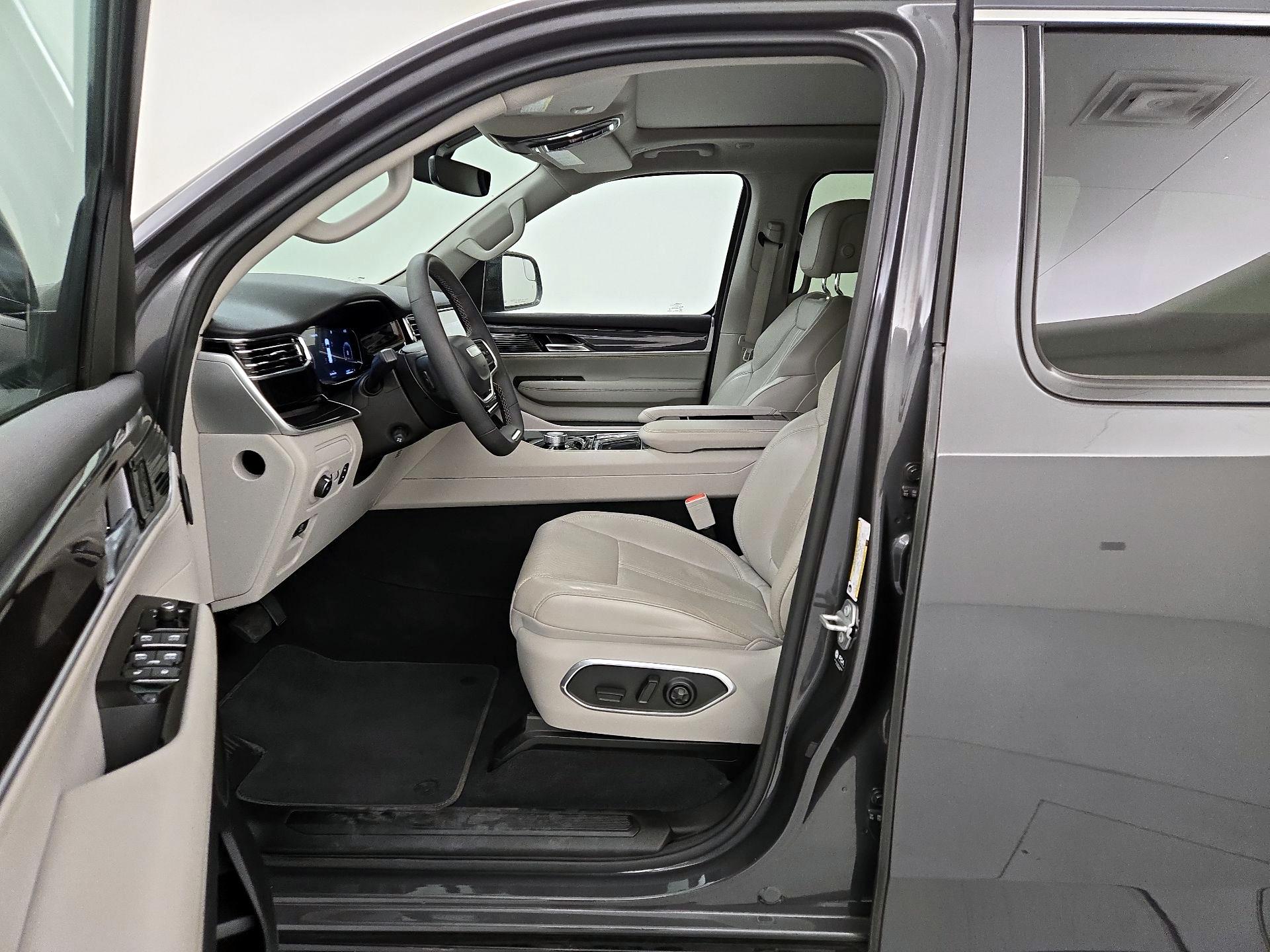 Thumbnail: 2023 Jeep Wagoneer - 11