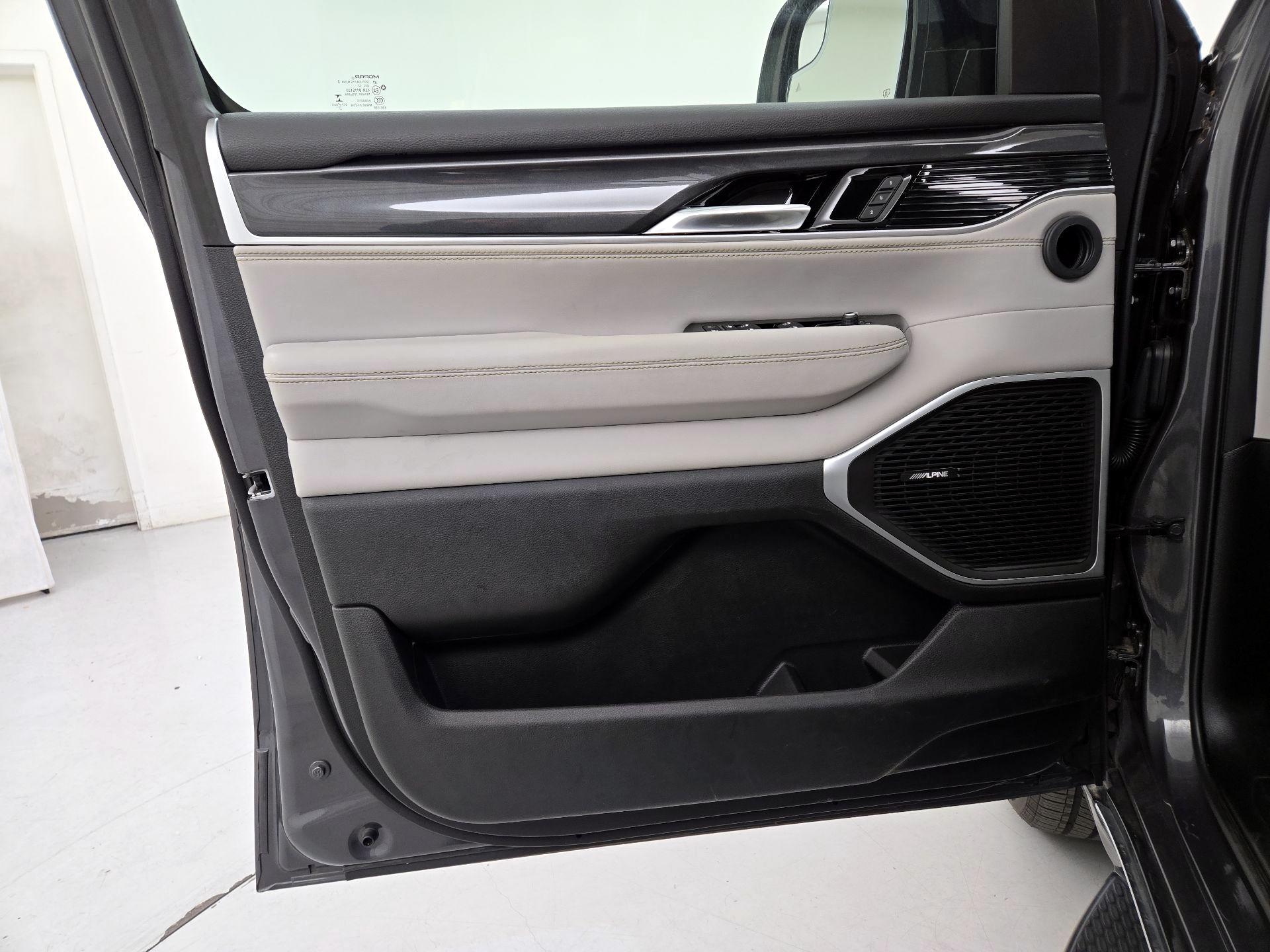 Thumbnail: 2023 Jeep Wagoneer - 12