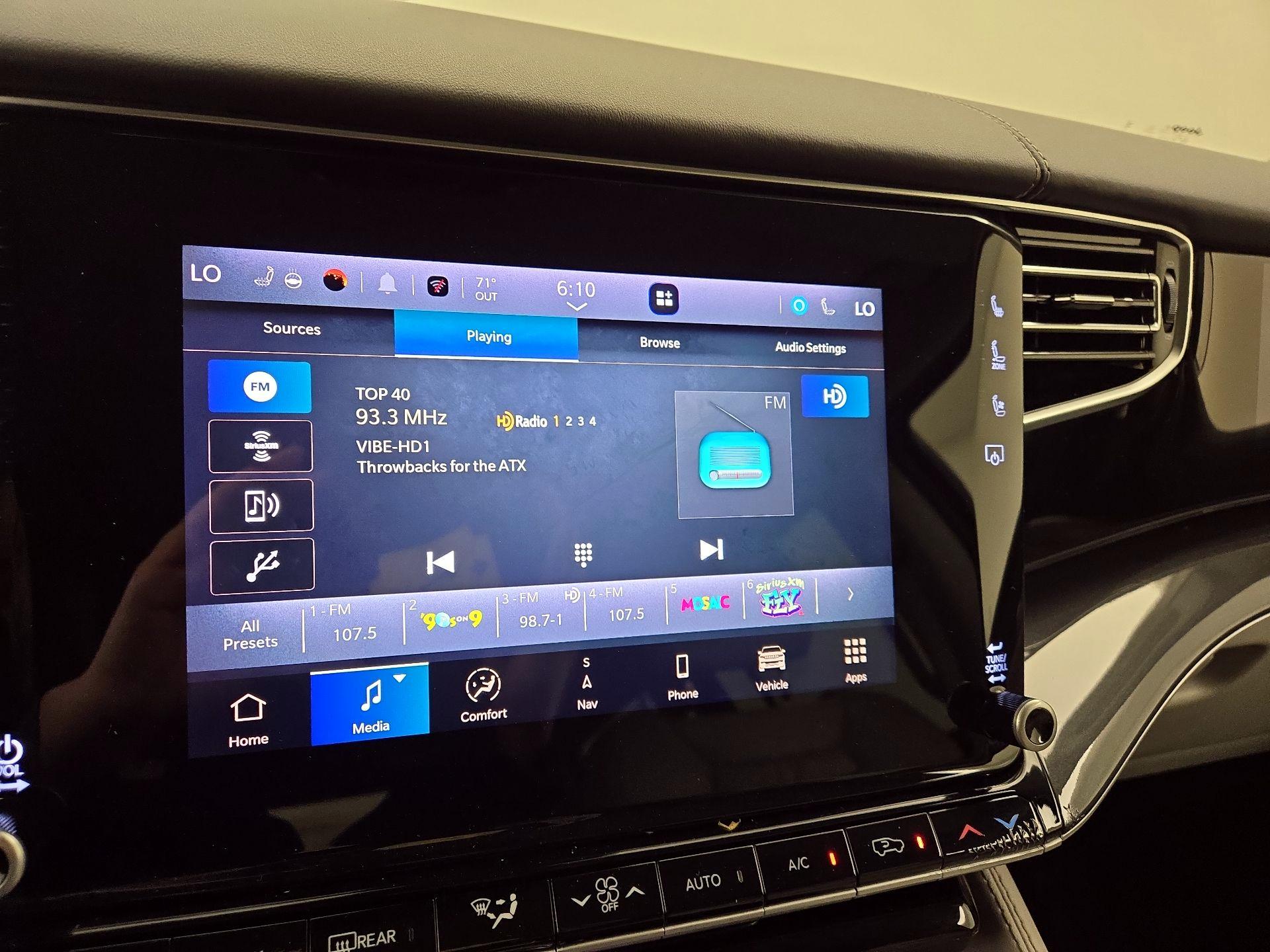 Thumbnail: 2023 Jeep Wagoneer - 16