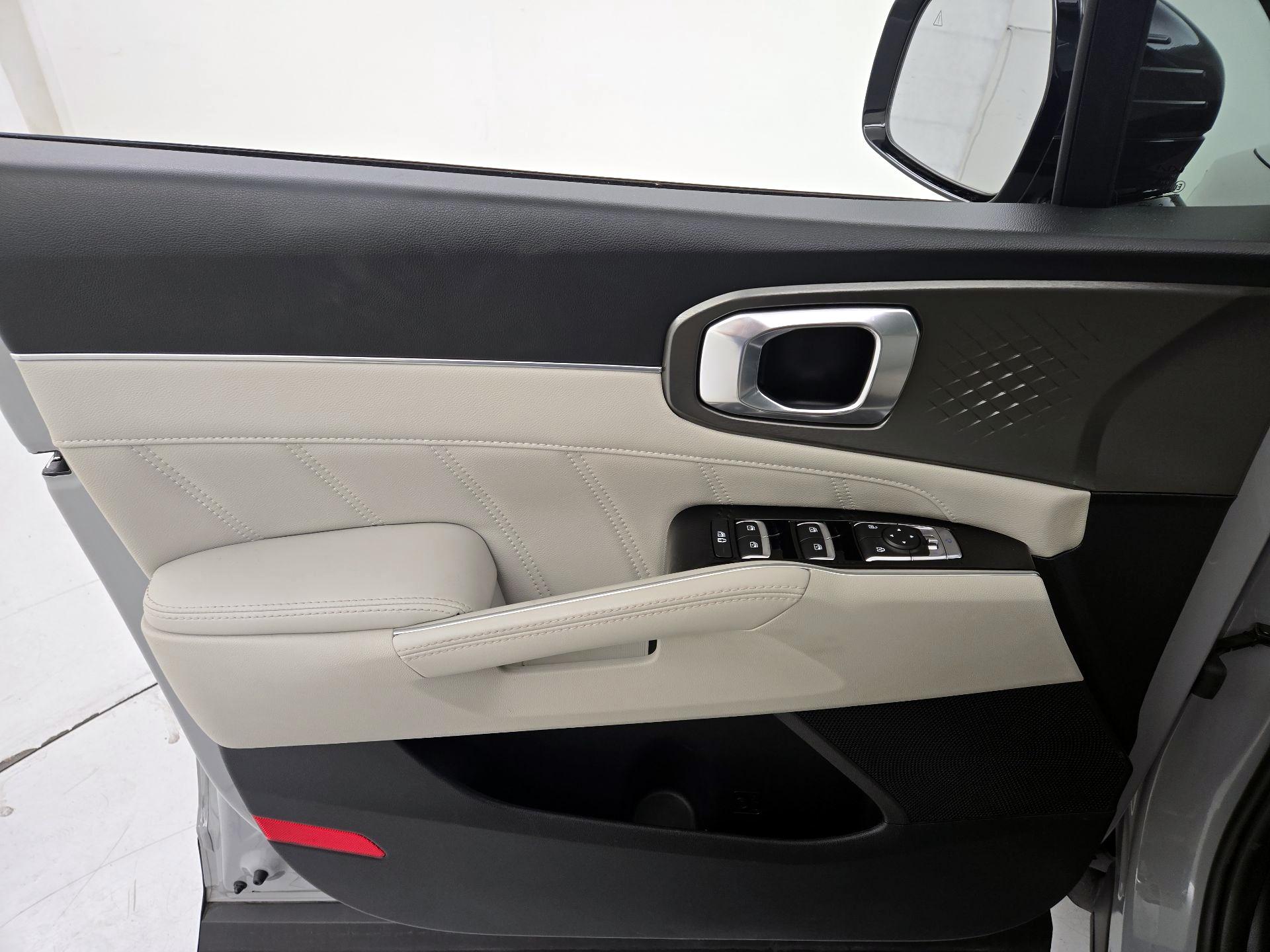 Thumbnail: 2023 Kia Sorento - 12