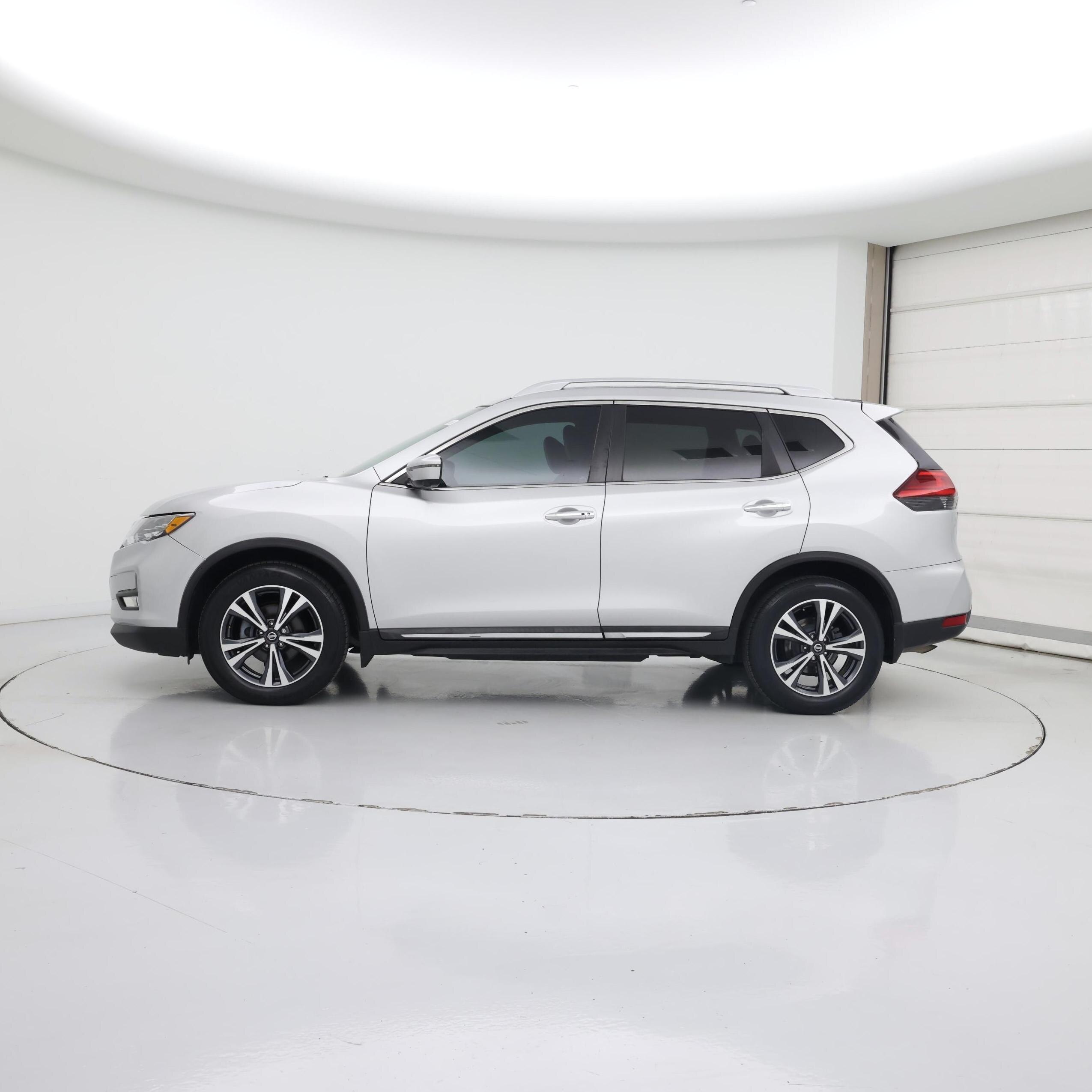 Thumbnail: 2017 Nissan Rogue - 3