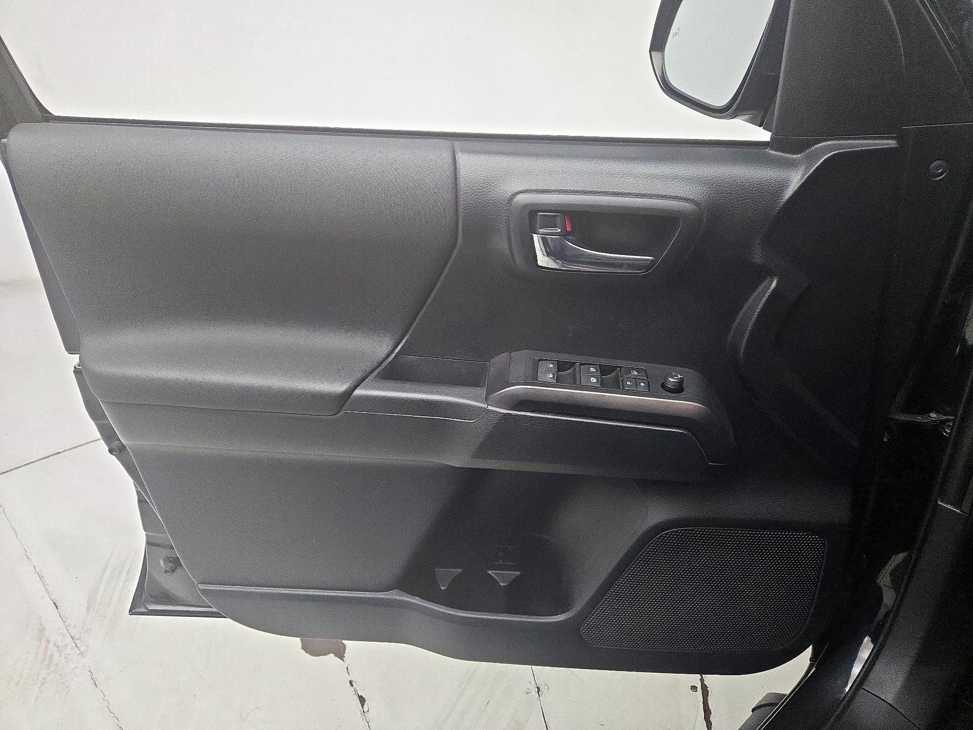 Thumbnail: 2019 Toyota Tacoma - 12