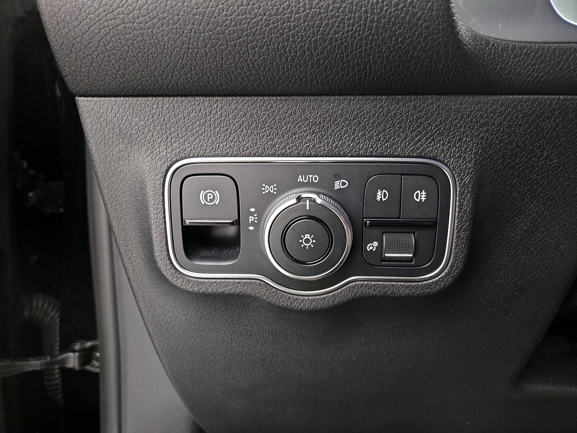 Thumbnail: 2022 Mercedes-Benz GLB - 13