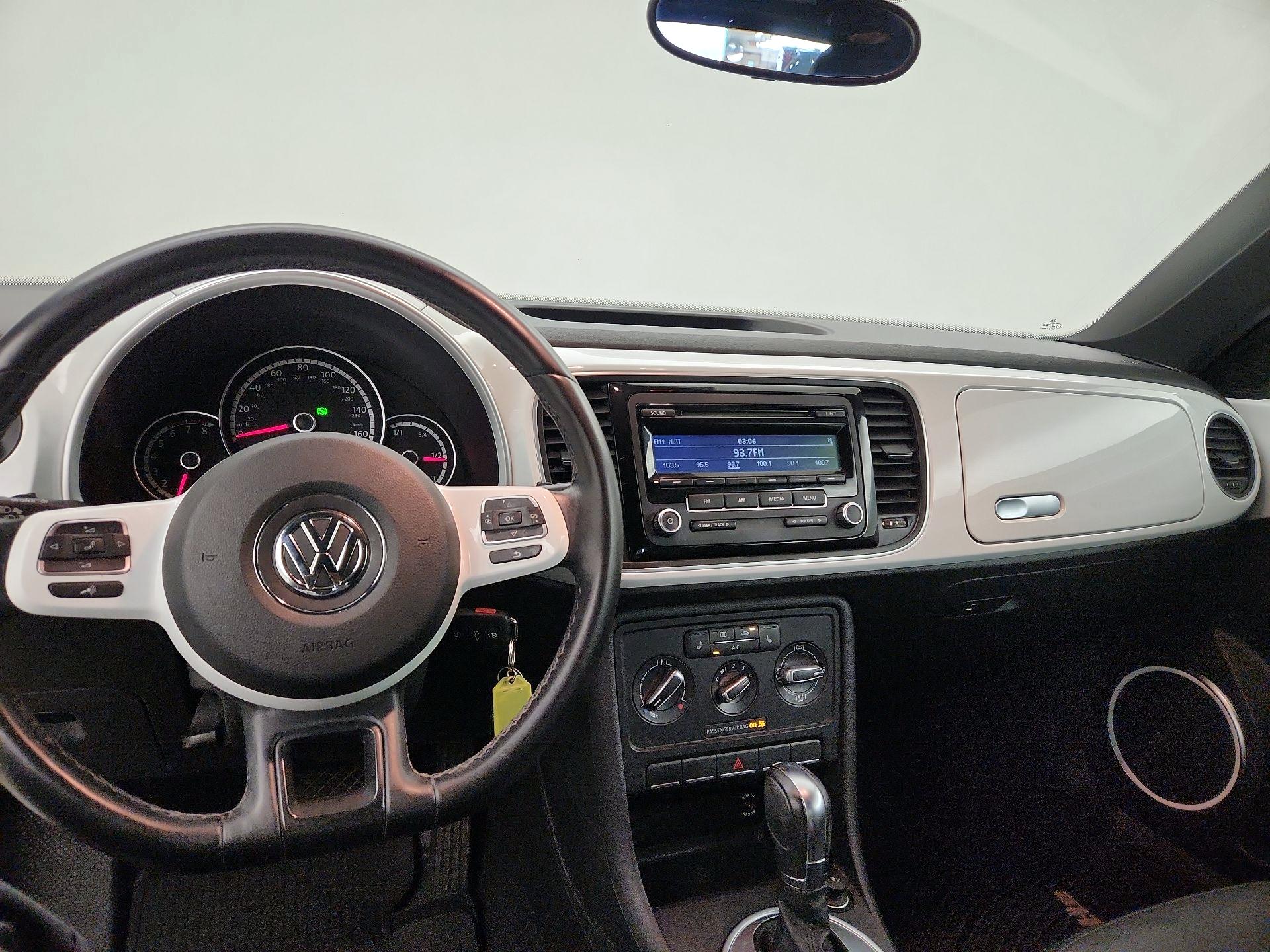 Thumbnail: 2014 Volkswagen Beetle - 9