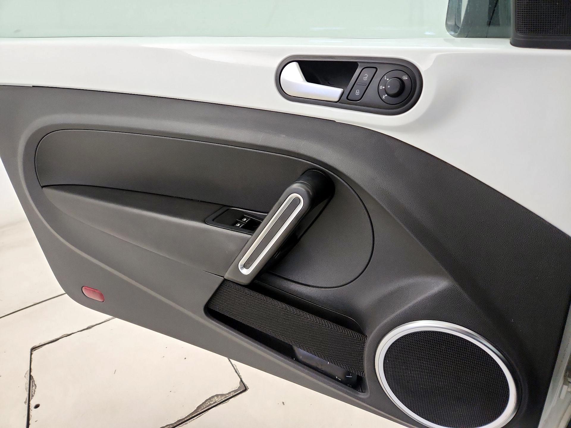 Thumbnail: 2014 Volkswagen Beetle - 12