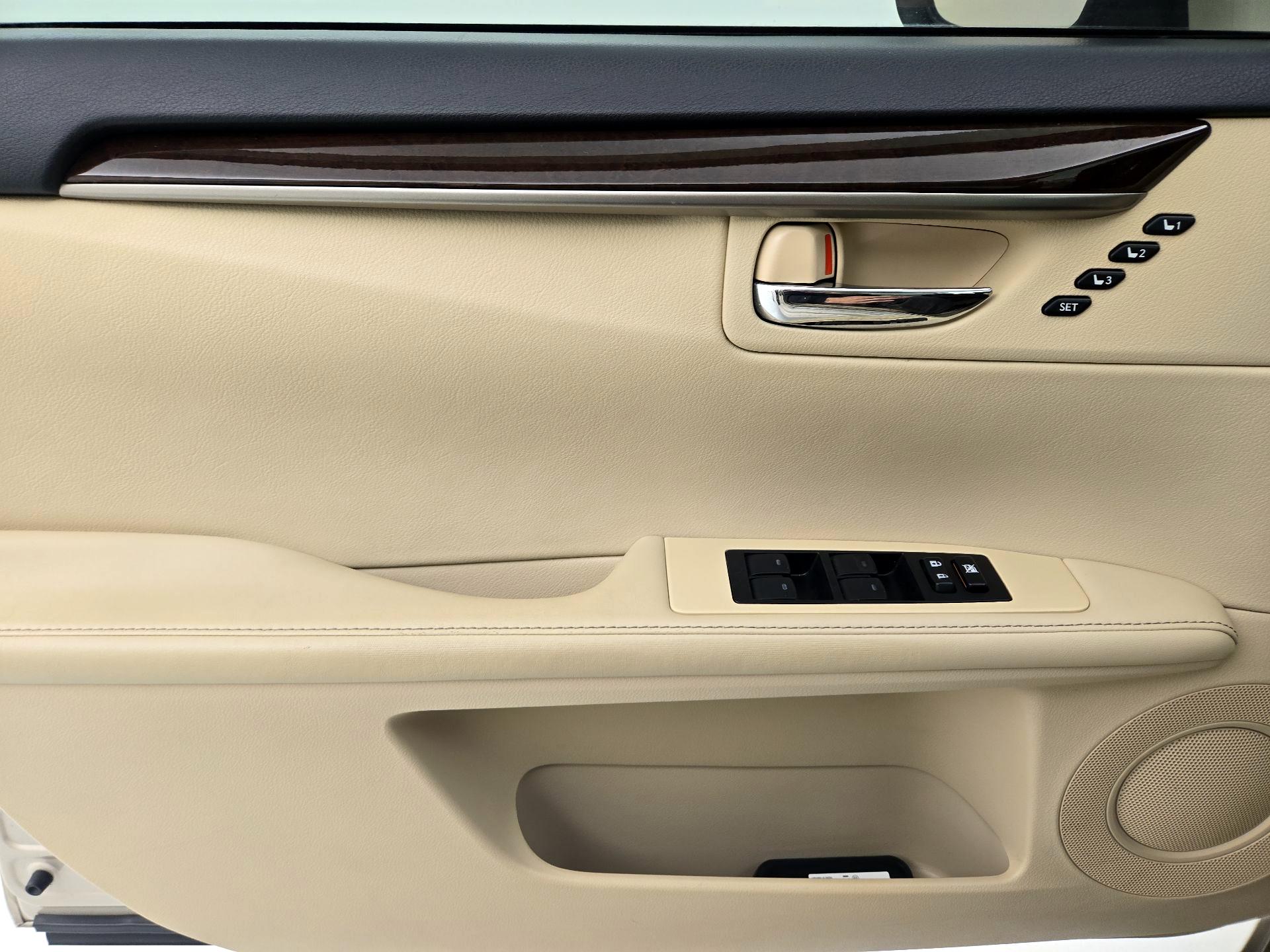 Thumbnail: 2014 Lexus ES - 12