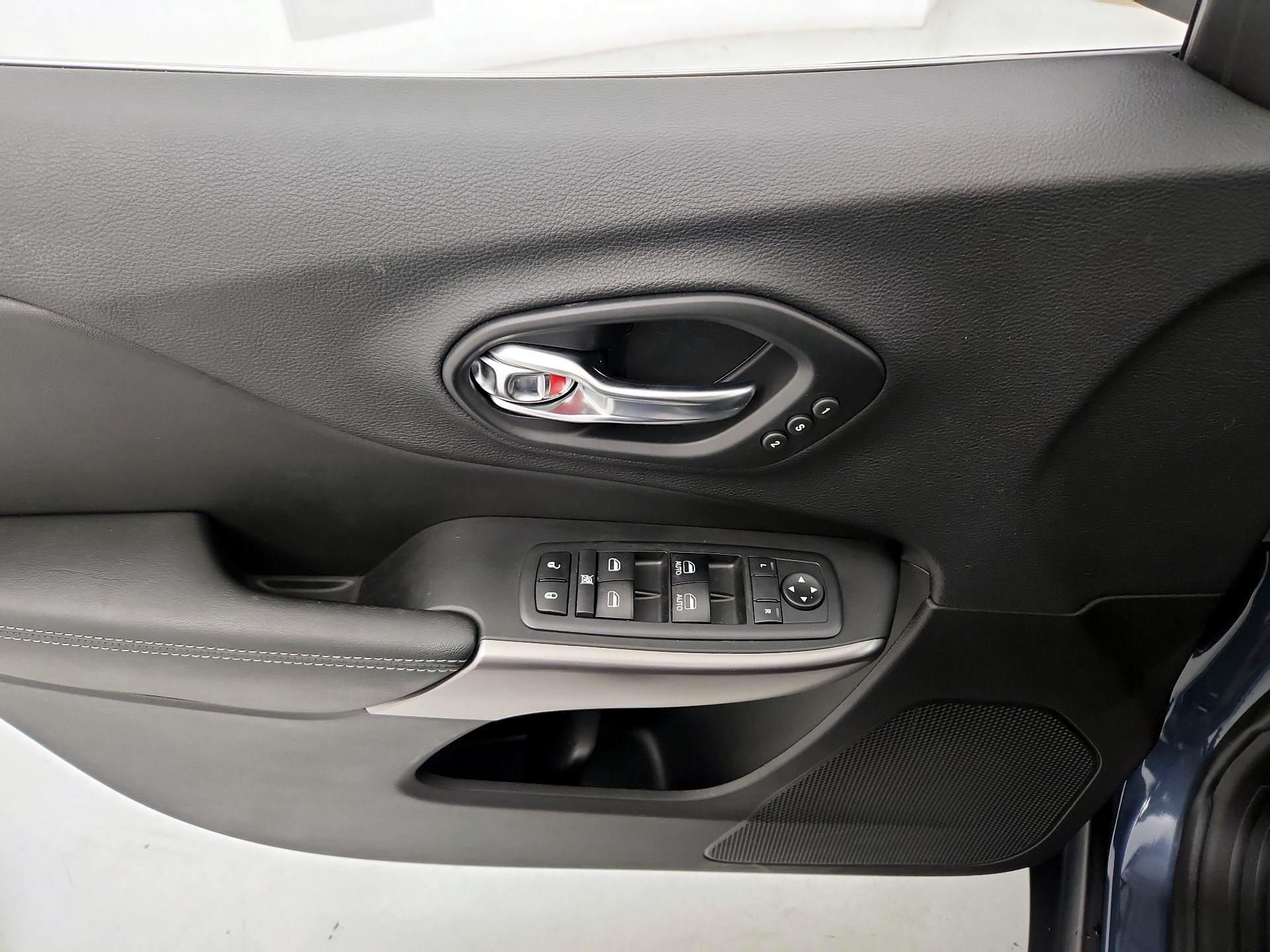 Thumbnail: 2019 Jeep Cherokee - 12