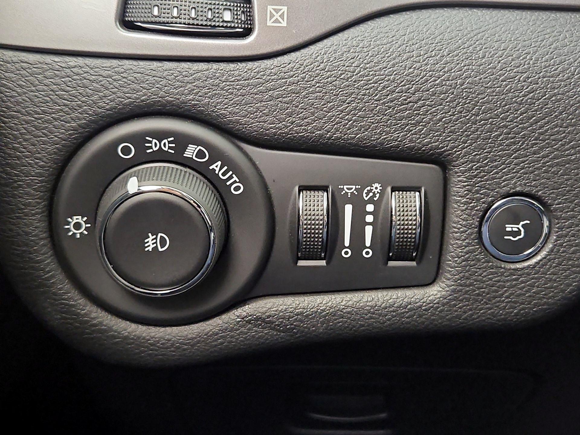 Thumbnail: 2019 Jeep Cherokee - 13