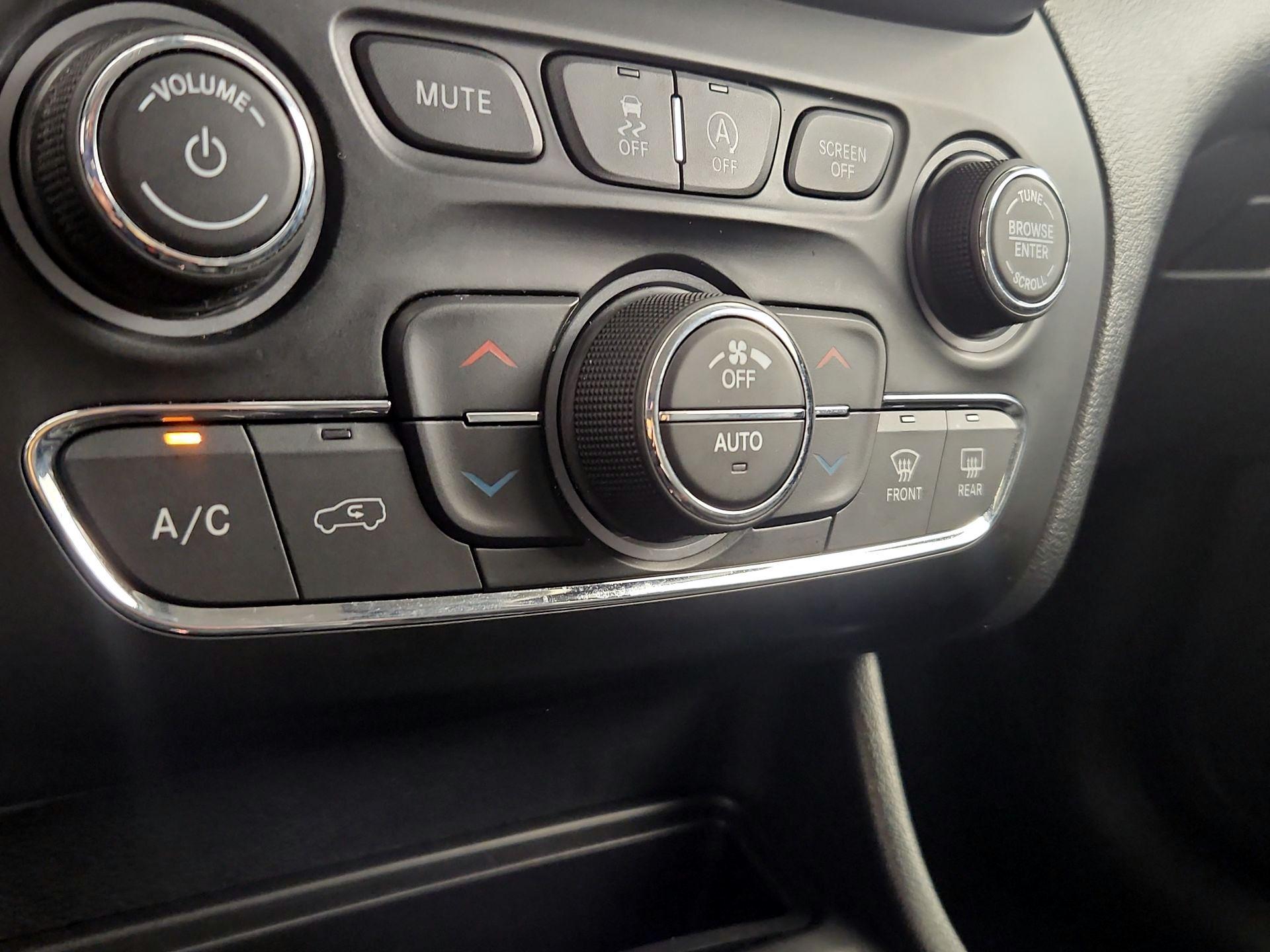 Thumbnail: 2019 Jeep Cherokee - 17