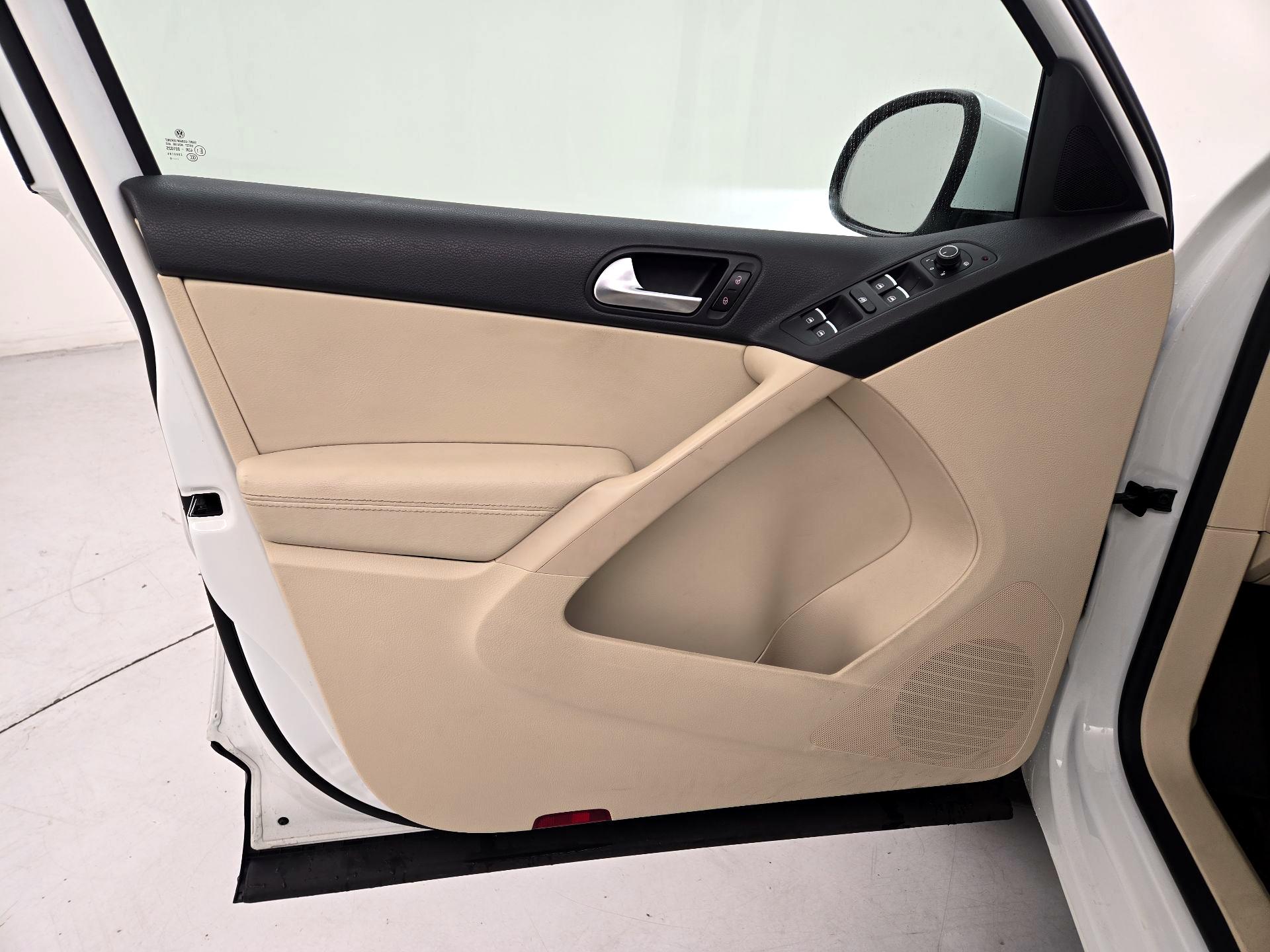 Thumbnail: 2016 Volkswagen Tiguan - 12