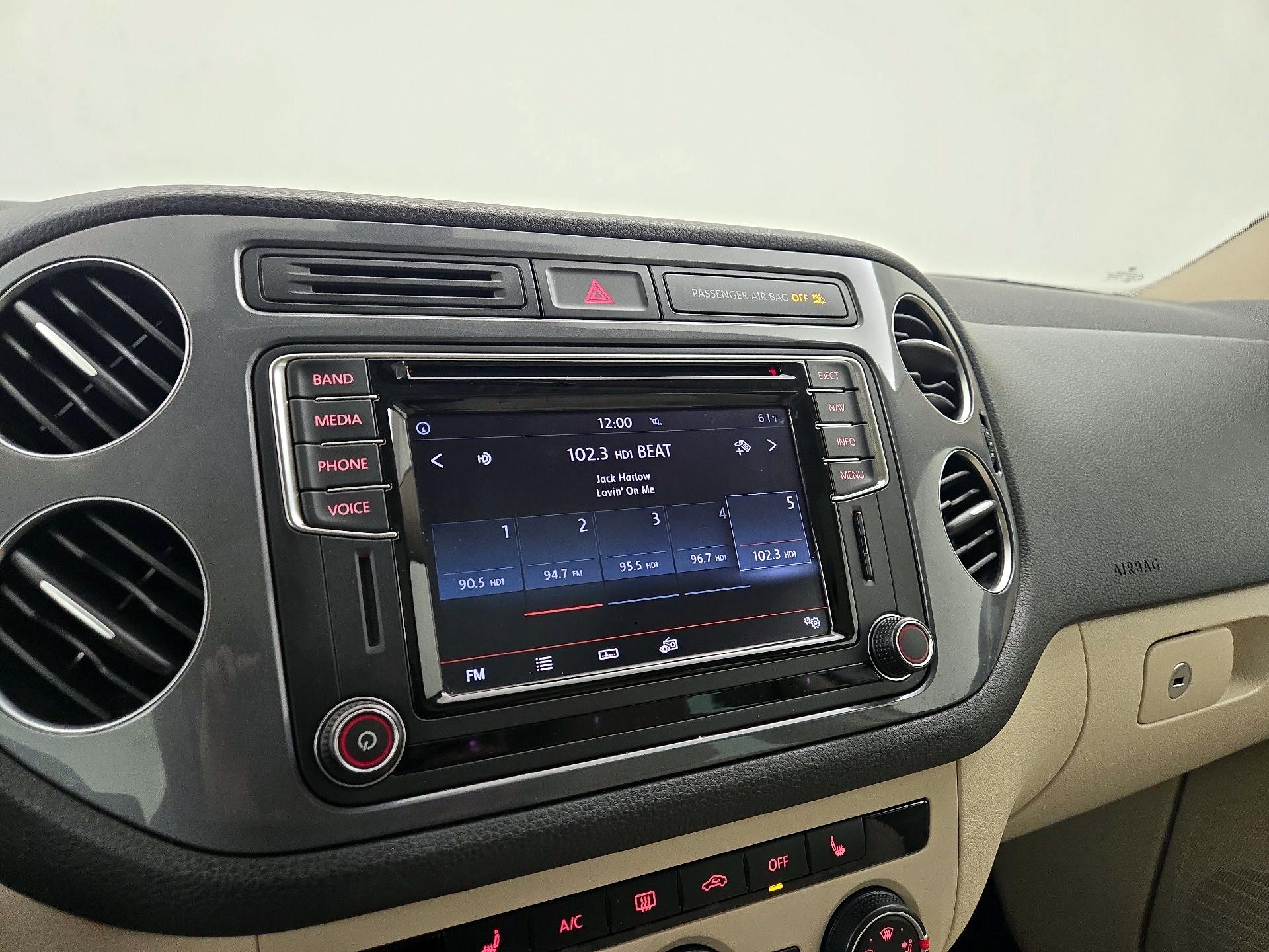 Thumbnail: 2016 Volkswagen Tiguan - 16