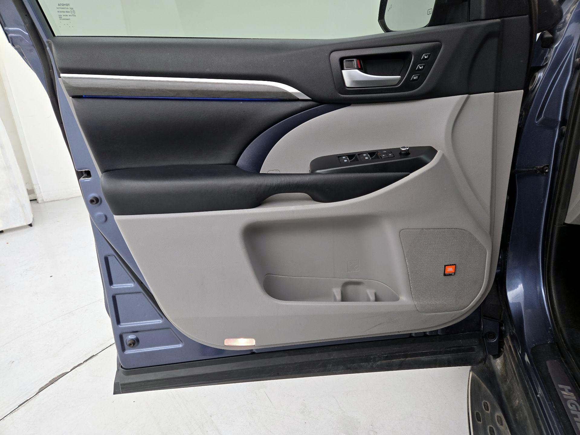 Thumbnail: 2019 Toyota Highlander - 12