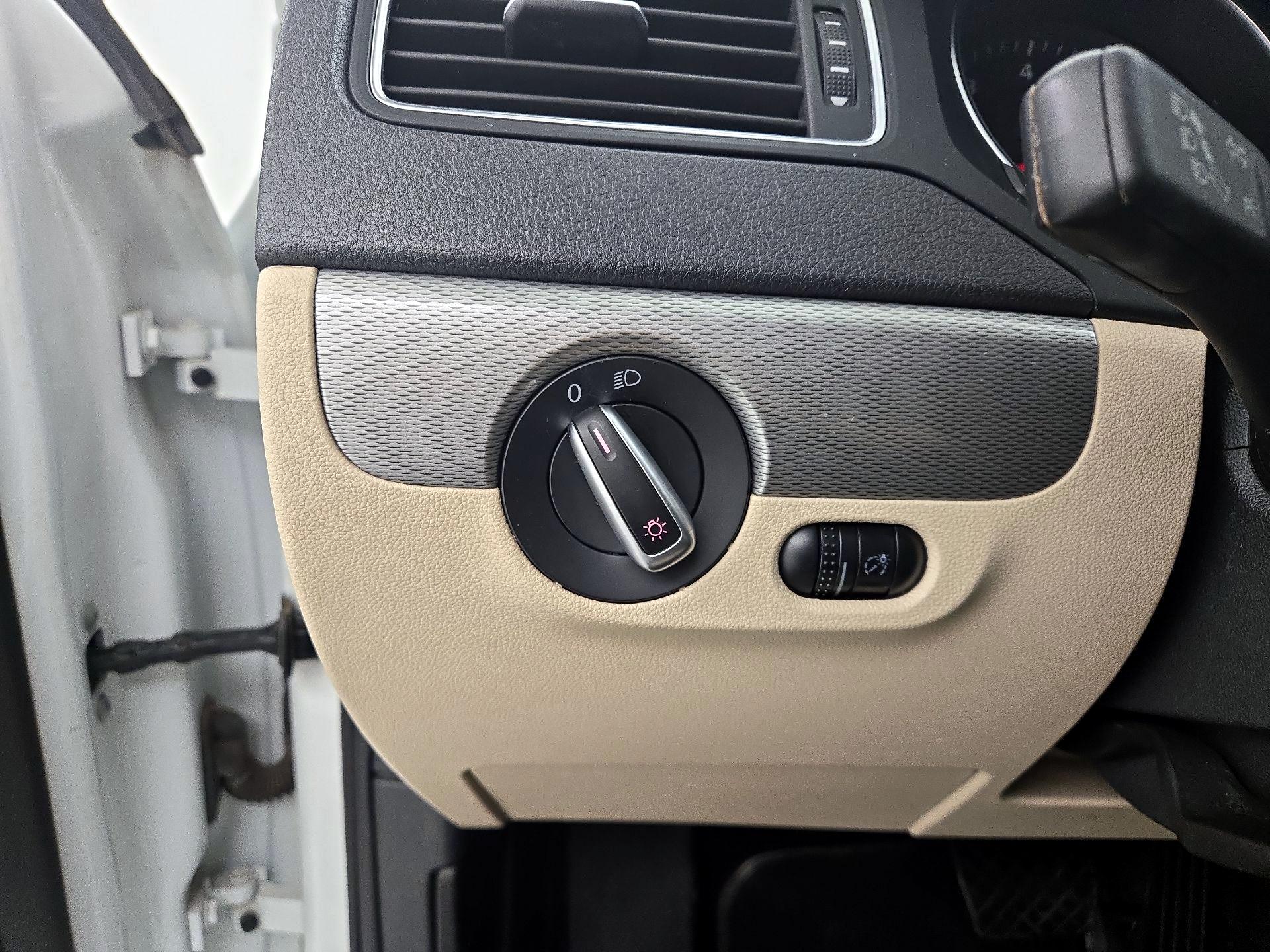 Thumbnail: 2017 Volkswagen Jetta - 13