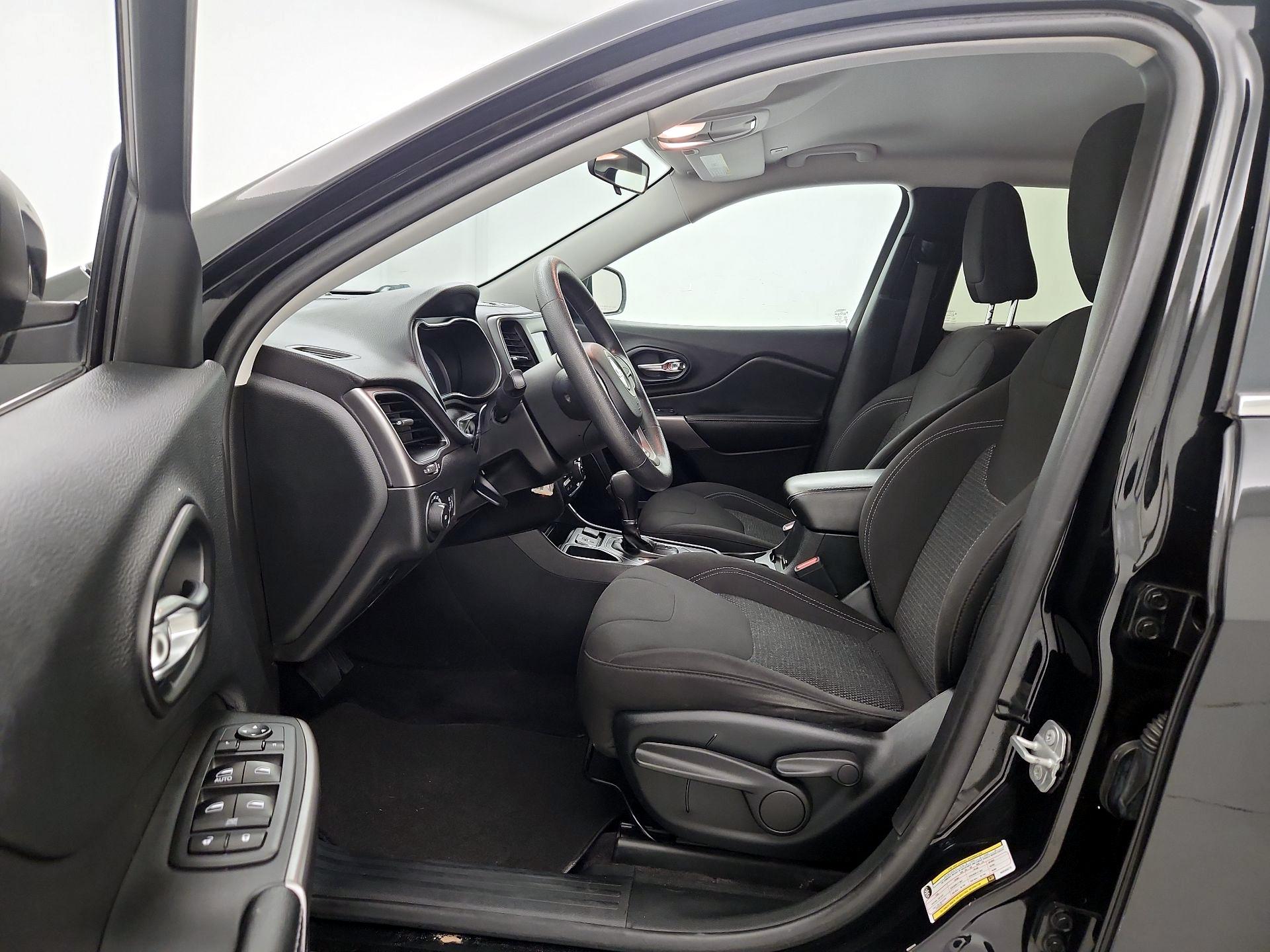 Thumbnail: 2019 Jeep Cherokee - 11