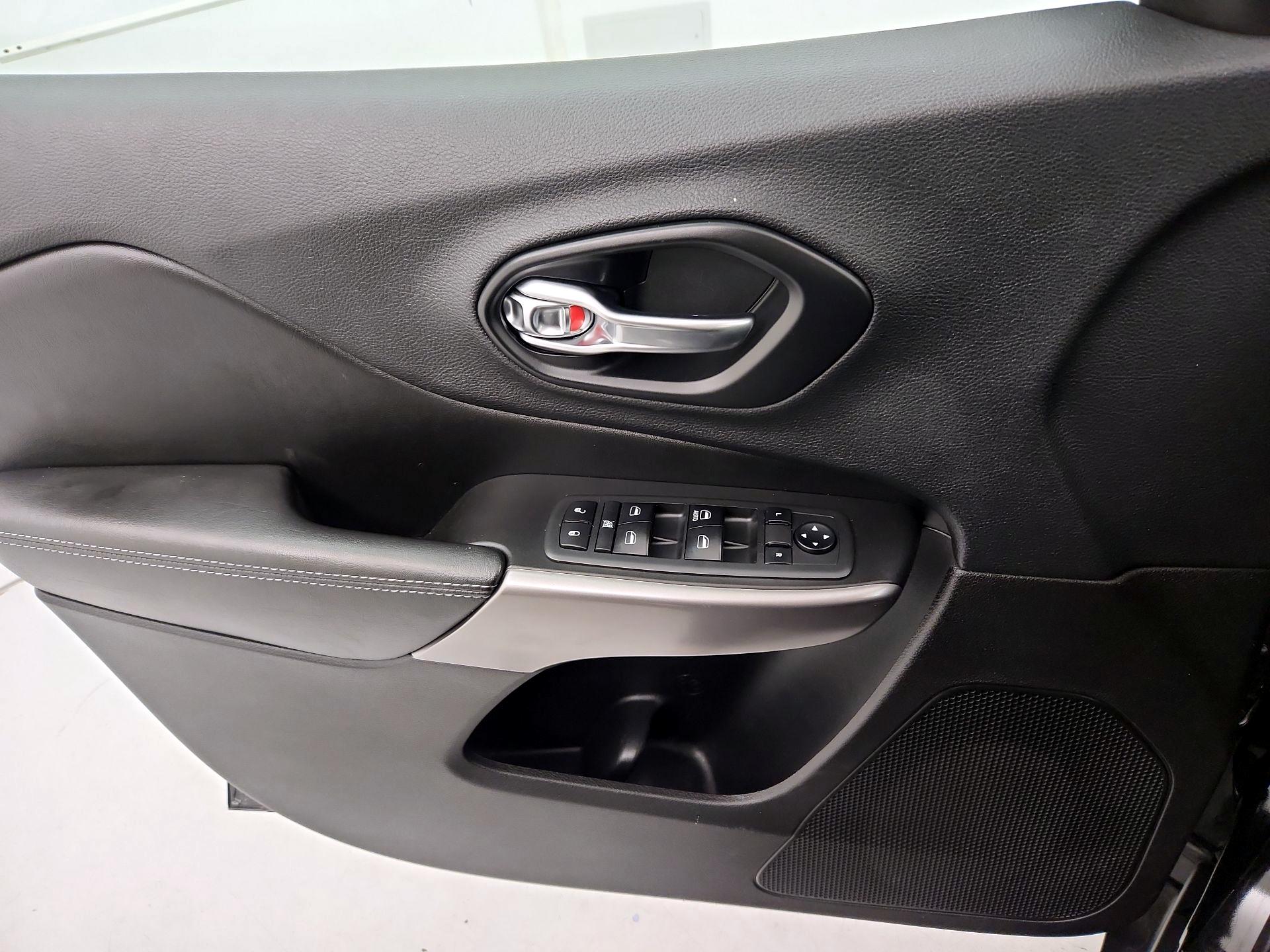 Thumbnail: 2019 Jeep Cherokee - 12