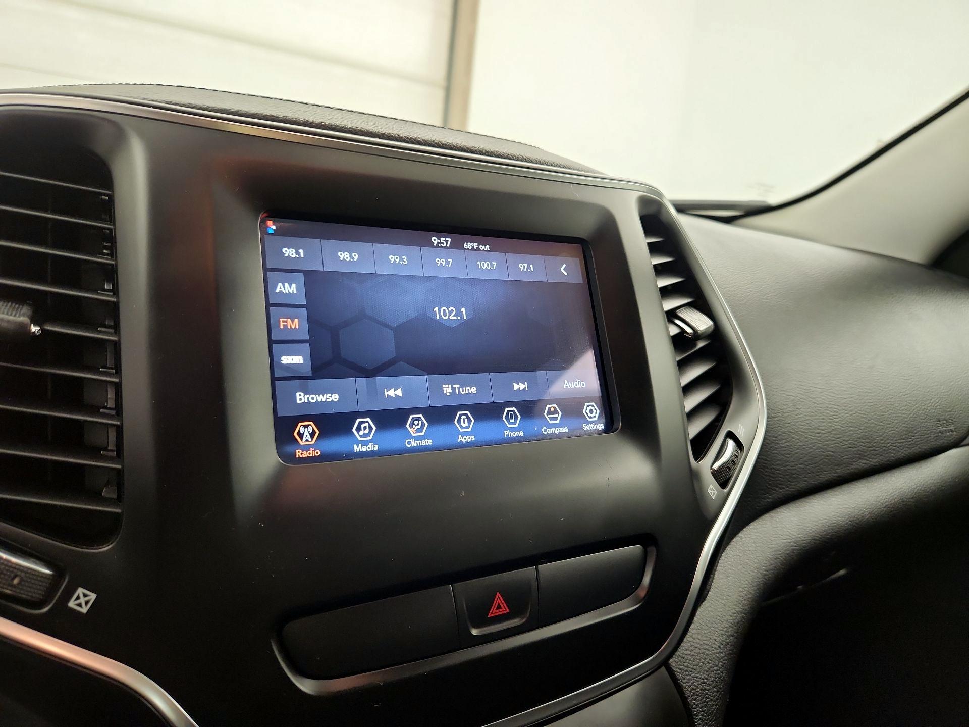 Thumbnail: 2019 Jeep Cherokee - 15