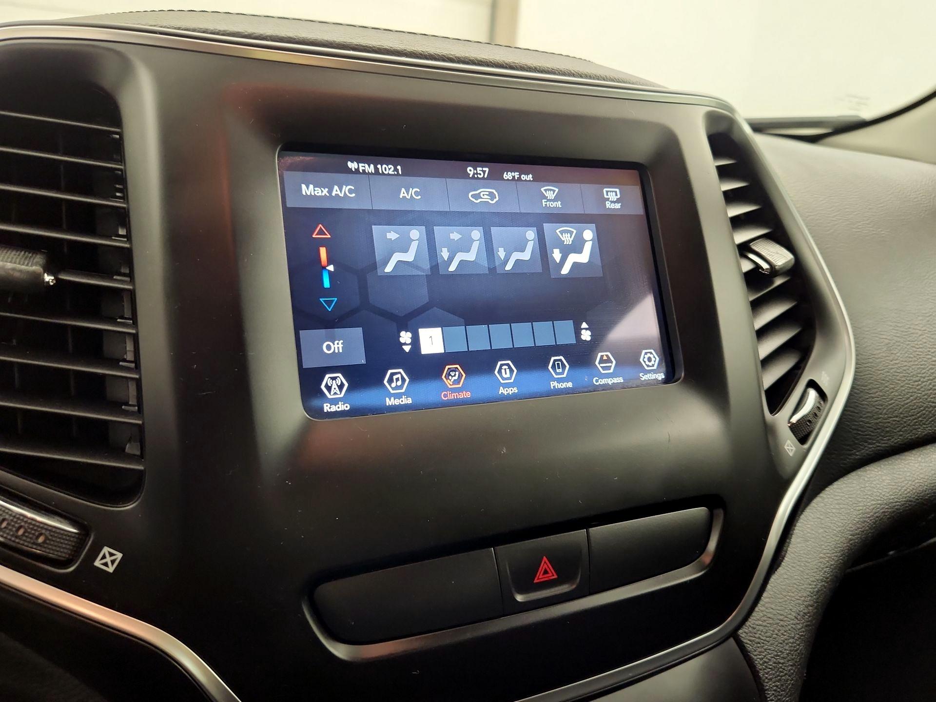 Thumbnail: 2019 Jeep Cherokee - 16