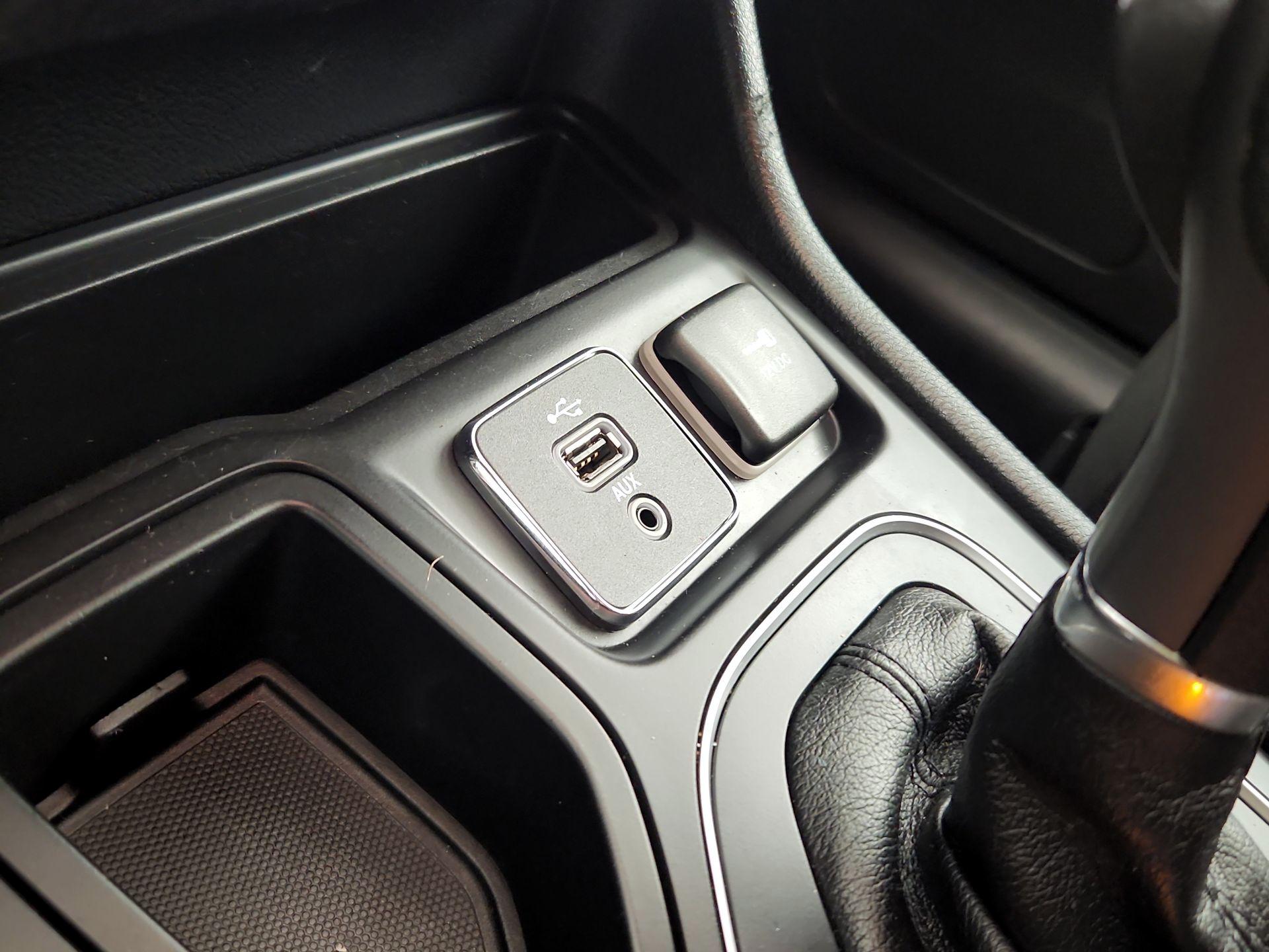 Thumbnail: 2019 Jeep Cherokee - 18