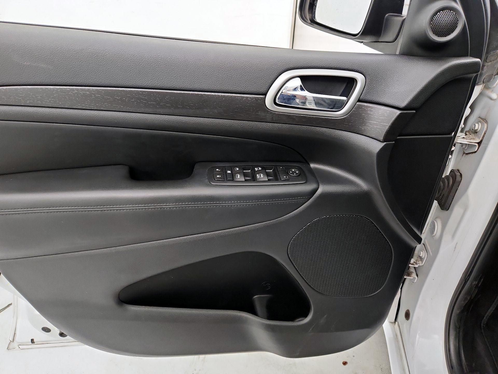 Thumbnail: 2017 Jeep Grand Cherokee - 12