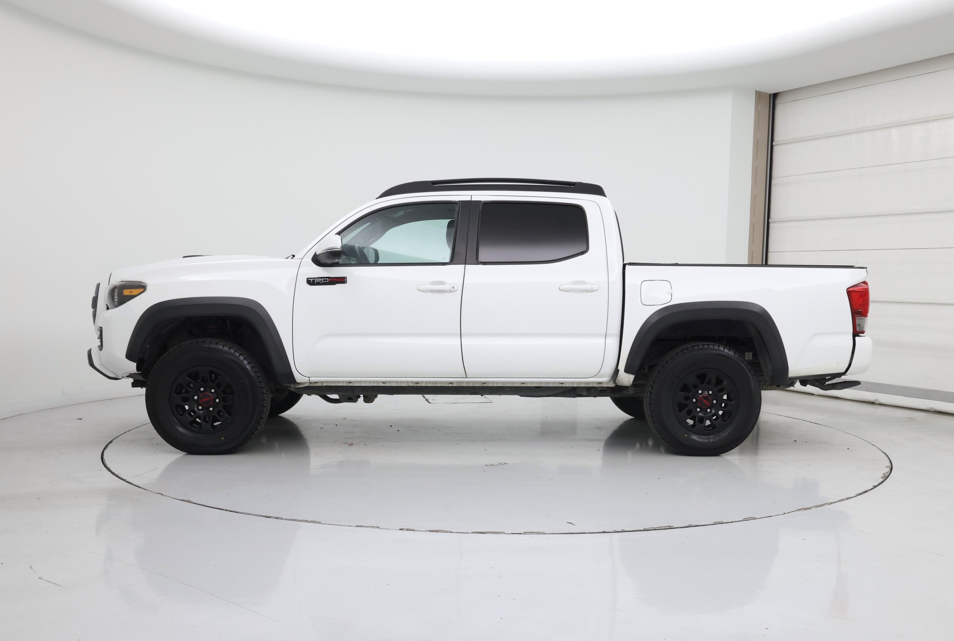 Thumbnail: 2017 Toyota Tacoma - 3