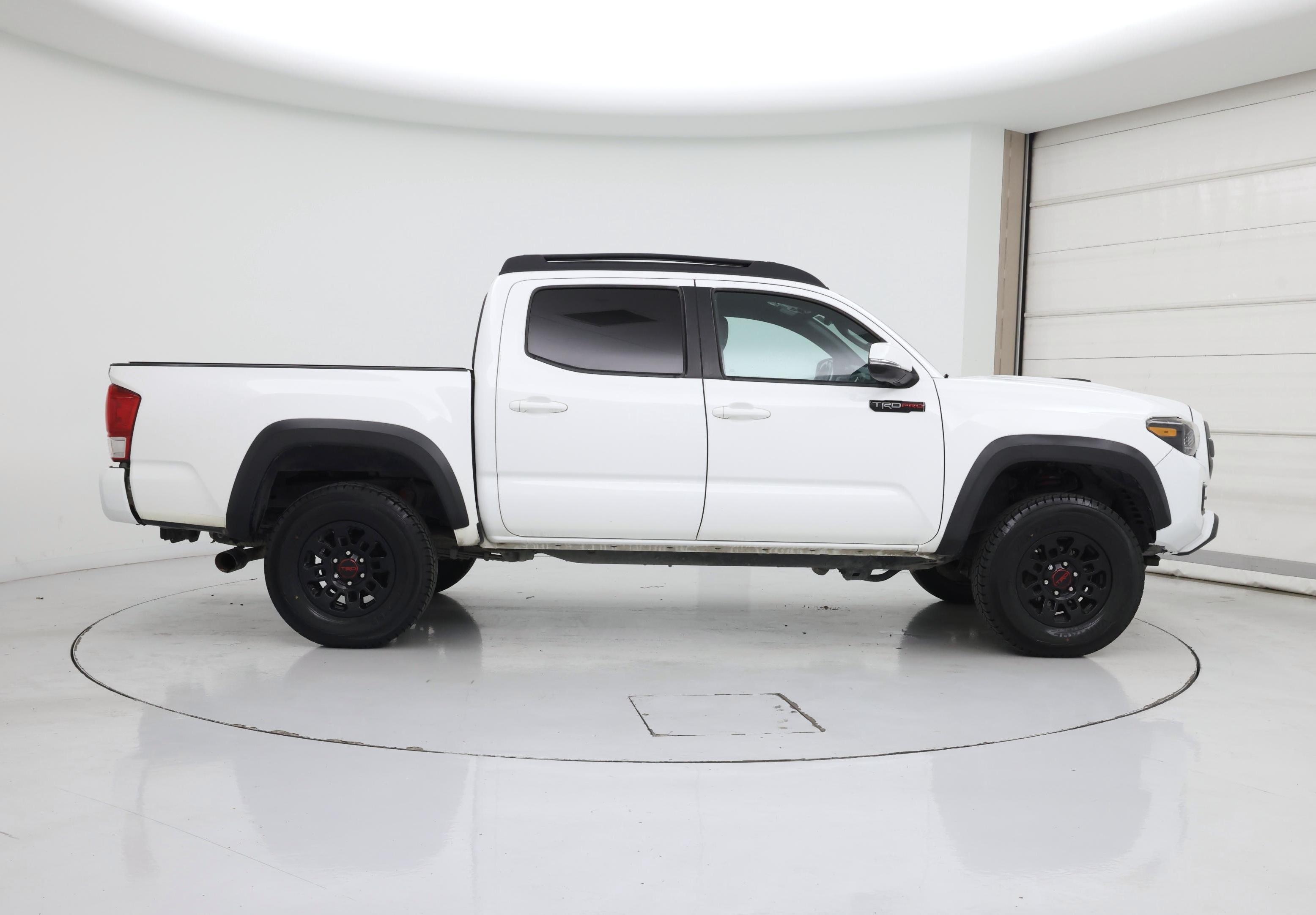 Thumbnail: 2017 Toyota Tacoma - 7