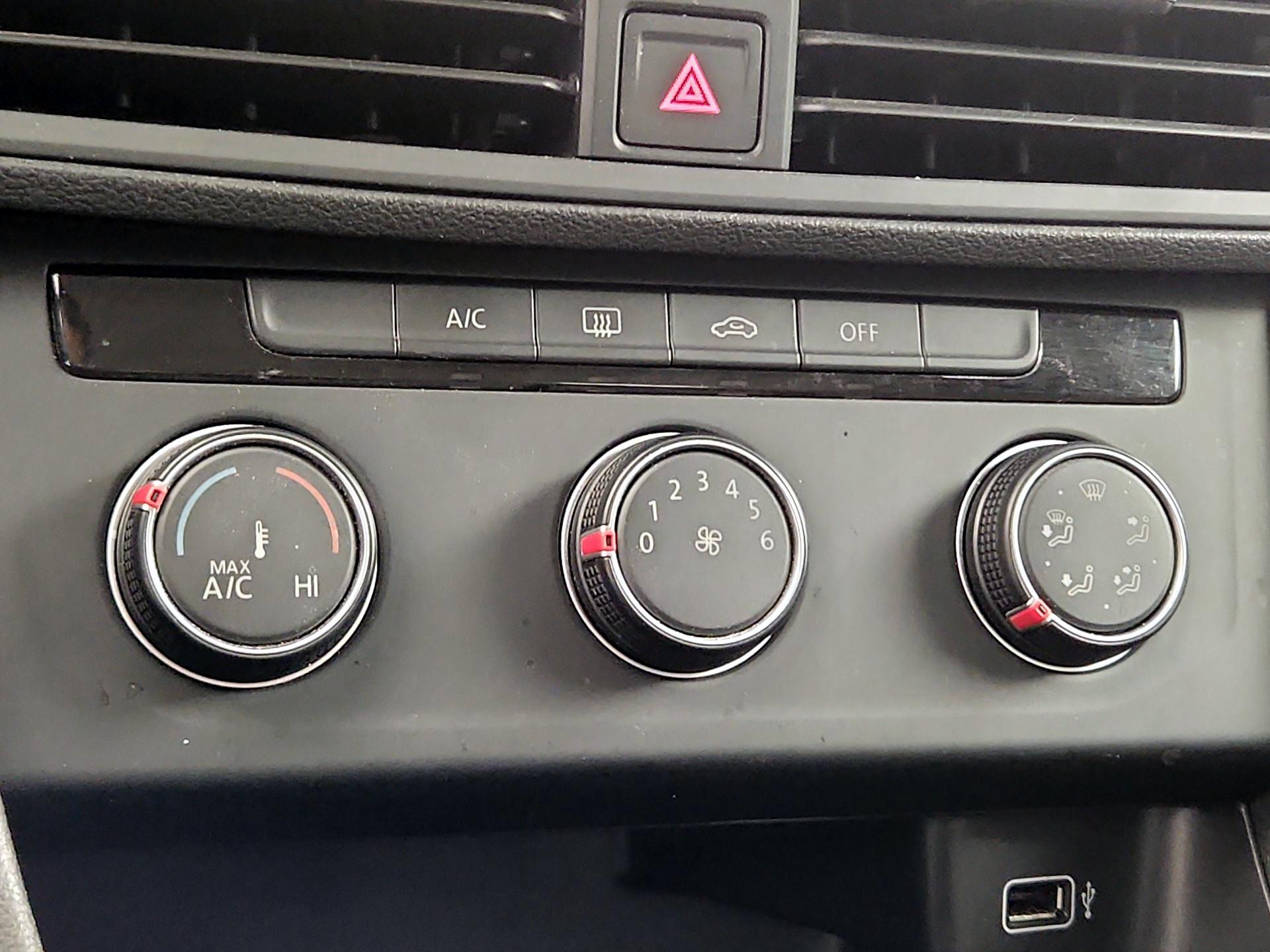 Thumbnail: 2019 Volkswagen Jetta - 16