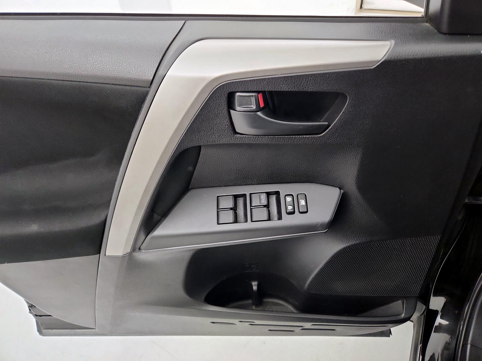 Thumbnail: 2016 Toyota RAV4 - 12