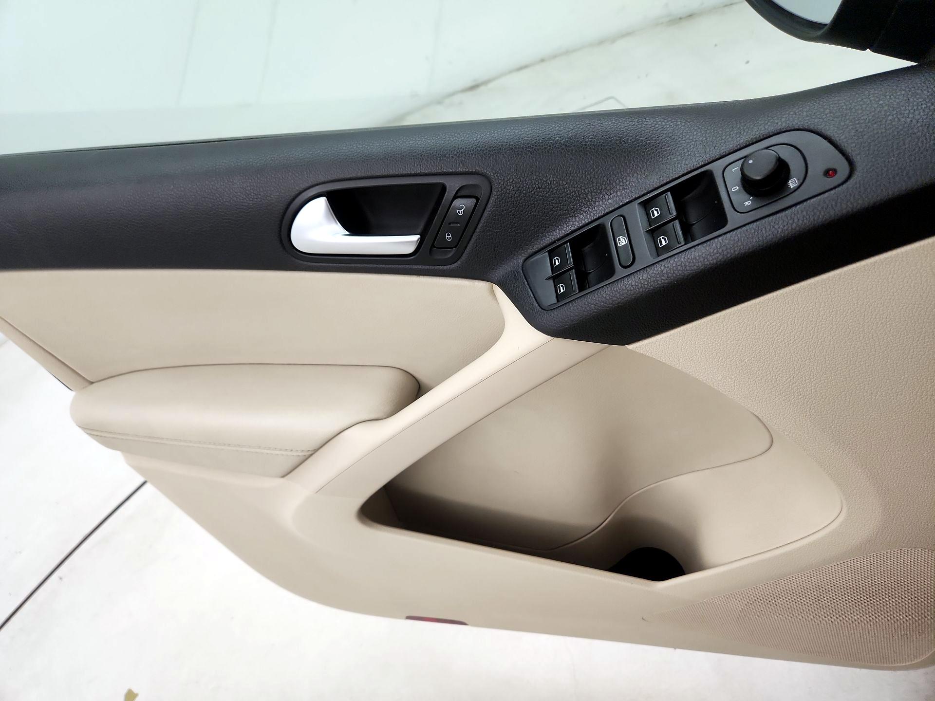 Thumbnail: 2015 Volkswagen Tiguan - 12