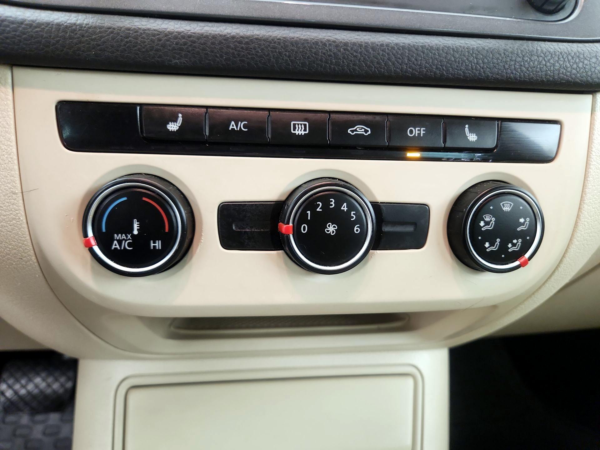 Thumbnail: 2015 Volkswagen Tiguan - 16