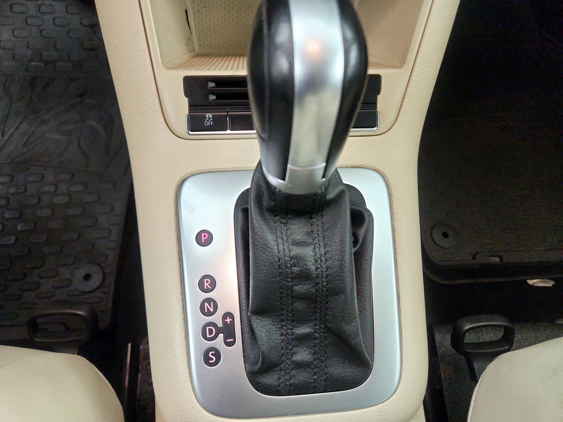 Thumbnail: 2015 Volkswagen Tiguan - 17